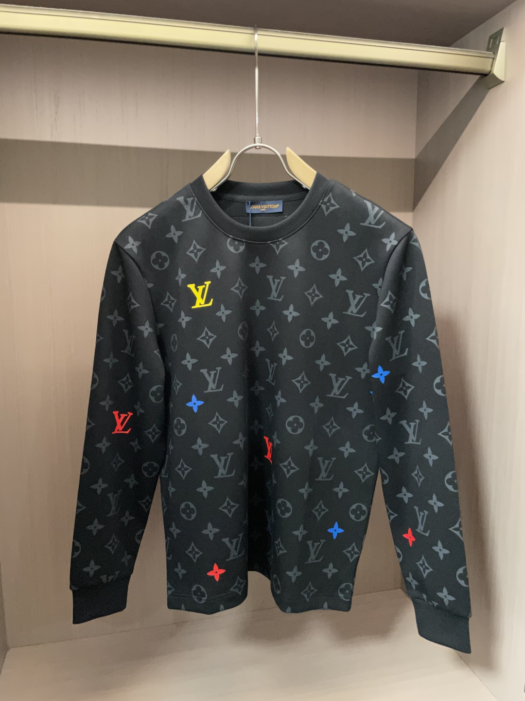 NO:599465,Lv 2025 autumn and winter counter new fashion casual bottoming long-sleeved T-shirt, made of imported high-density double-sided stretch cotton fabric, made of exquisite original logo, excellent in comfort and breathability, soft, anti-wrinkle, elastic and excellent drape, whether worn alone or worn inside, it is very handsome, consistent with men's practical dressing habits, pursuing luxury, noble and elegant style, creating extraordinary men's taste, the visual effect is very good, the grade is very high, simple and fashionable, a must-have choice for leisure and business!  码数M-3XL,,louis vuitton,tees，t-shirt,alexander wang19860909Lv 2025秋冬专柜新款 时尚休闲打底衫长袖T恤,精选进口高密度双面拉架棉面料,精致原版logo打造,舒适性与透气性兼优,柔软抗皱弹性和垂性极佳,无论是单穿或是内搭都是帅气十足,吻合了男性实用穿衣习惯,追求奢华高贵优雅风范,打造不凡男士品味,视觉效果非常赞,档次极高,简约时尚,休闲商务必备之选！ 码数M-3XL,,louis vuitton,tees，t-shirt,alexander wang,Men's clothing