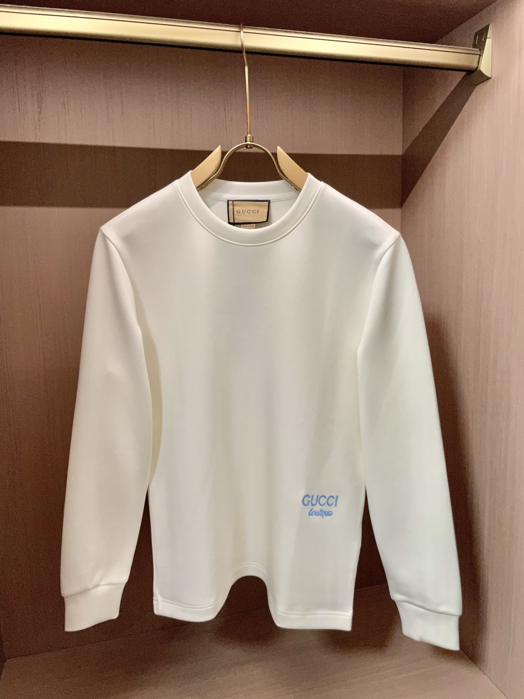 NO:599468,Gucc 2025 Autumn and Winter counter new style fashion casual bottoming long-sleeved T-shirt, made of imported high-density double-sided stretch cotton fabric, made of exquisite original logo, excellent in comfort and breathability, soft and anti-wrinkle, elastic and drapey. It is handsome whether worn alone or as an inner layer. It conforms to men's practical dressing habits, pursues luxury, noble and elegant style, and creates extraordinary men's taste. The visual effect is very good, the grade is very high, simple and fashionable, a must-have choice for leisure and business!  Size M-3XL,,gucci,tees,t-shirt,alexander wang19860909Gucc 2025秋冬专柜新款 时尚休闲打底衫长袖T恤,精选进口高密度双面拉架棉面料,精致原版logo打造,舒适性与透气性兼优,柔软抗皱弹性和垂性极佳,无论是单穿或是内搭都是帅气十足,吻合了男性实用穿衣习惯,追求奢华高贵优雅风范,打造不凡男士品味,视觉效果非常赞,档次极高,简约时尚,休闲商务必备之选！ 码数M-3XL,,gucci,tees，t-shirt,alexander wang,Men's clothing