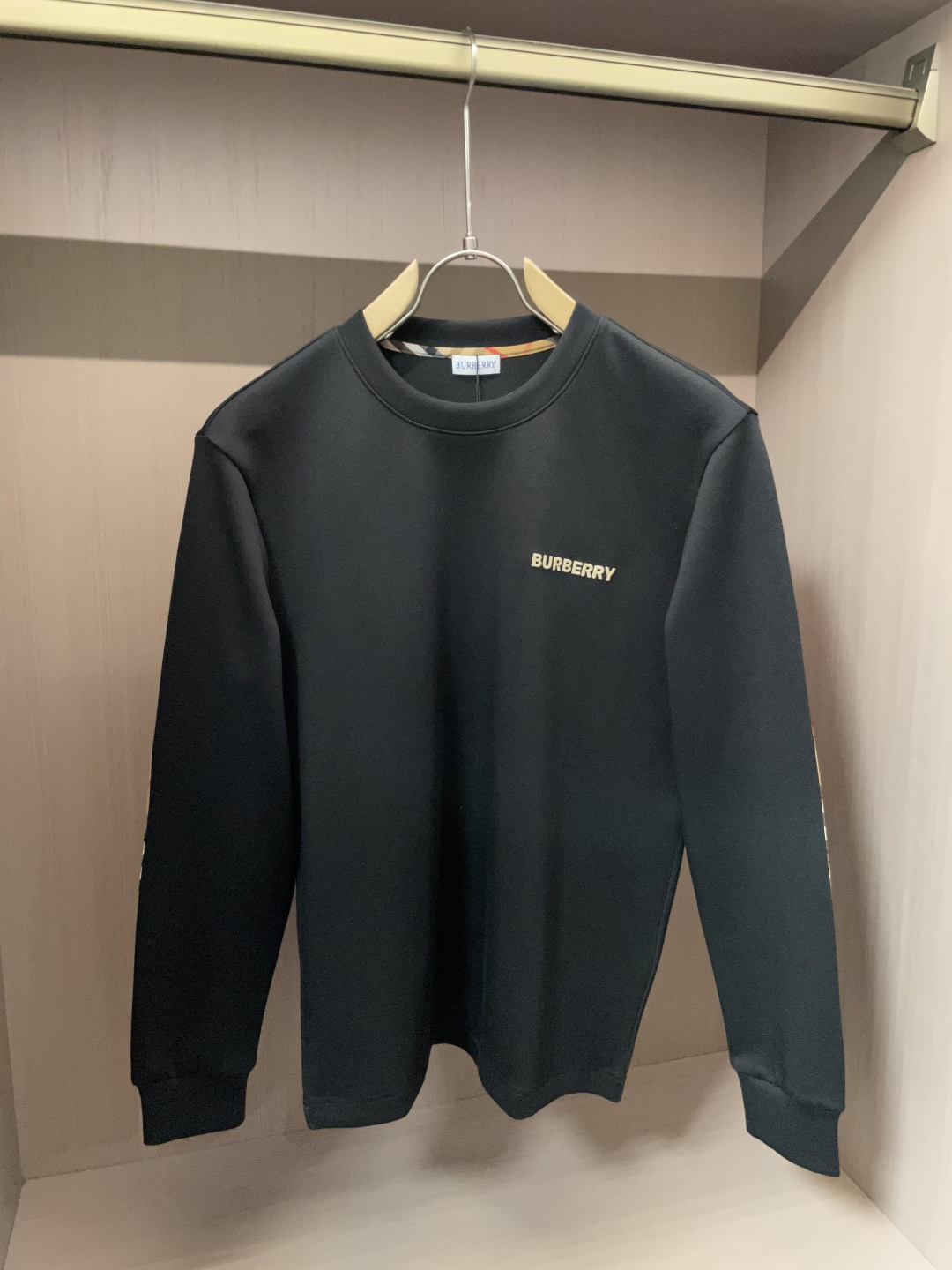 NO:599470,Bur 2025 Autumn and Winter counter new fashion casual bottoming long-sleeved T-shirt, made of imported high-density double-sided stretch cotton fabric, made with exquisite original logo, excellent in comfort and breathability, soft and anti-wrinkle, elastic and drapey. It is very handsome whether worn alone or as an inner layer. It conforms to men's practical dressing habits, pursues luxury, noble and elegant style, and creates extraordinary men's taste. The visual effect is very good, the grade is very high, simple and fashionable, a must-have choice for leisure and business!  Size M-3XL,,burberry,tees,t-shirt,alexander wang19860909Bur 2025秋冬专柜新款 时尚休闲打底衫长袖T恤,精选进口高密度双面拉架棉面料,精致原版logo打造,舒适性与透气性兼优,柔软抗皱弹性和垂性极佳,无论是单穿或是内搭都是帅气十足,吻合了男性实用穿衣习惯,追求奢华高贵优雅风范,打造不凡男士品味,视觉效果非常赞,档次极高,简约时尚,休闲商务必备之选！ 码数M-3XL,,burberry,tees，t-shirt,alexander wang,Men's clothing