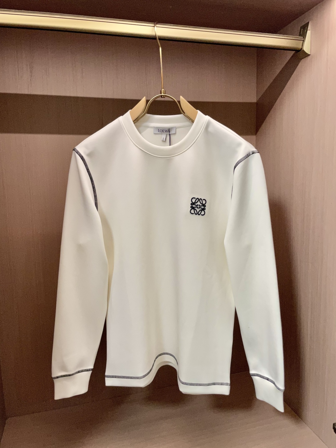 NO:599472,Loewe's new 2025 autumn and winter counters are fashionable casual bottoming long-sleeved T-shirts. They are made of imported high-density double-sided stretch cotton fabrics and are made of exquisite original logos. They have excellent comfort and breathability, are soft and anti-wrinkle, have excellent elasticity and drape. They are handsome whether worn alone or layered. It conforms to men's practical dressing habits and pursues luxury, noble and elegant style, creating extraordinary men's taste. The visual effect is very good, the grade is very high, simple and fashionable, and a must-have for leisure and business!  Size M-3XL,,loewe,tees,t-shirt,alexander wang19860909Loewe 2025秋冬专柜新款 时尚休闲打底衫长袖T恤,精选进口高密度双面拉架棉面料,精致原版logo打造,舒适性与透气性兼优,柔软抗皱弹性和垂性极佳,无论是单穿或是内搭都是帅气十足,吻合了男性实用穿衣习惯,追求奢华高贵优雅风范,打造不凡男士品味,视觉效果非常赞,档次极高,简约时尚,休闲商务必备之选！ 码数M-3XL,,loewe,tees，t-shirt,alexander wang,Men's clothing