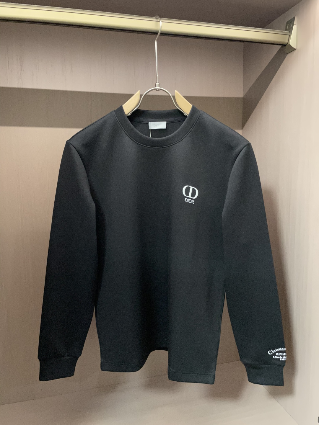 NO:599476,Dior 2025 Autumn and Winter counter new fashion casual bottoming long-sleeved T-shirt, made of imported high-density double-sided stretch cotton fabric, made of exquisite original logo, excellent in comfort and breathability, soft and anti-wrinkle, elastic and drapey. It is handsome whether worn alone or as an inner layer. It conforms to men's practical dressing habits, pursues luxury, noble and elegant style, and creates extraordinary men's taste. The visual effect is very good, the grade is very high, simple and fashionable, a must-have choice for leisure and business!  Size M-3XL, dior, tees, t-shirt, alexander wang19860909Dior 2025秋冬专柜新款 时尚休闲打底衫长袖T恤,精选进口高密度双面拉架棉面料,精致原版logo打造,舒适性与透气性兼优,柔软抗皱弹性和垂性极佳,无论是单穿或是内搭都是帅气十足,吻合了男性实用穿衣习惯,追求奢华高贵优雅风范,打造不凡男士品味,视觉效果非常赞,档次极高,简约时尚,休闲商务必备之选！ 码数M-3XL,,dior,tees，t-shirt,alexander wang,Men's clothing