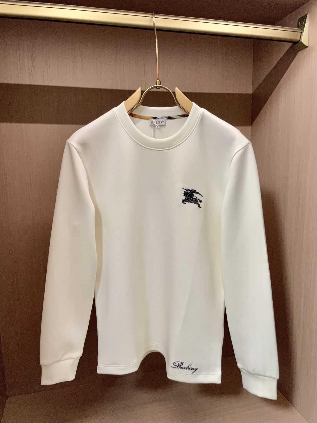 NO:599453,Bur 2025 Autumn and Winter counter new fashion casual bottoming long-sleeved T-shirt, made of imported high-density double-sided stretch cotton fabric, made with exquisite original logo, excellent in comfort and breathability, soft and anti-wrinkle, elastic and drapey. It is very handsome whether worn alone or as an inner layer. It conforms to men's practical dressing habits, pursues luxury, noble and elegant style, and creates extraordinary men's taste. The visual effect is very good, the grade is very high, simple and fashionable, a must-have choice for leisure and business!  Size M-3XL,,burberry,tees,t-shirt,alexander wang19860909Bur 2025秋冬专柜新款 时尚休闲打底衫长袖T恤,精选进口高密度双面拉架棉面料,精致原版logo打造,舒适性与透气性兼优,柔软抗皱弹性和垂性极佳,无论是单穿或是内搭都是帅气十足,吻合了男性实用穿衣习惯,追求奢华高贵优雅风范,打造不凡男士品味,视觉效果非常赞,档次极高,简约时尚,休闲商务必备之选！ 码数M-3XL,,burberry,tees，t-shirt,alexander wang,Men's clothing