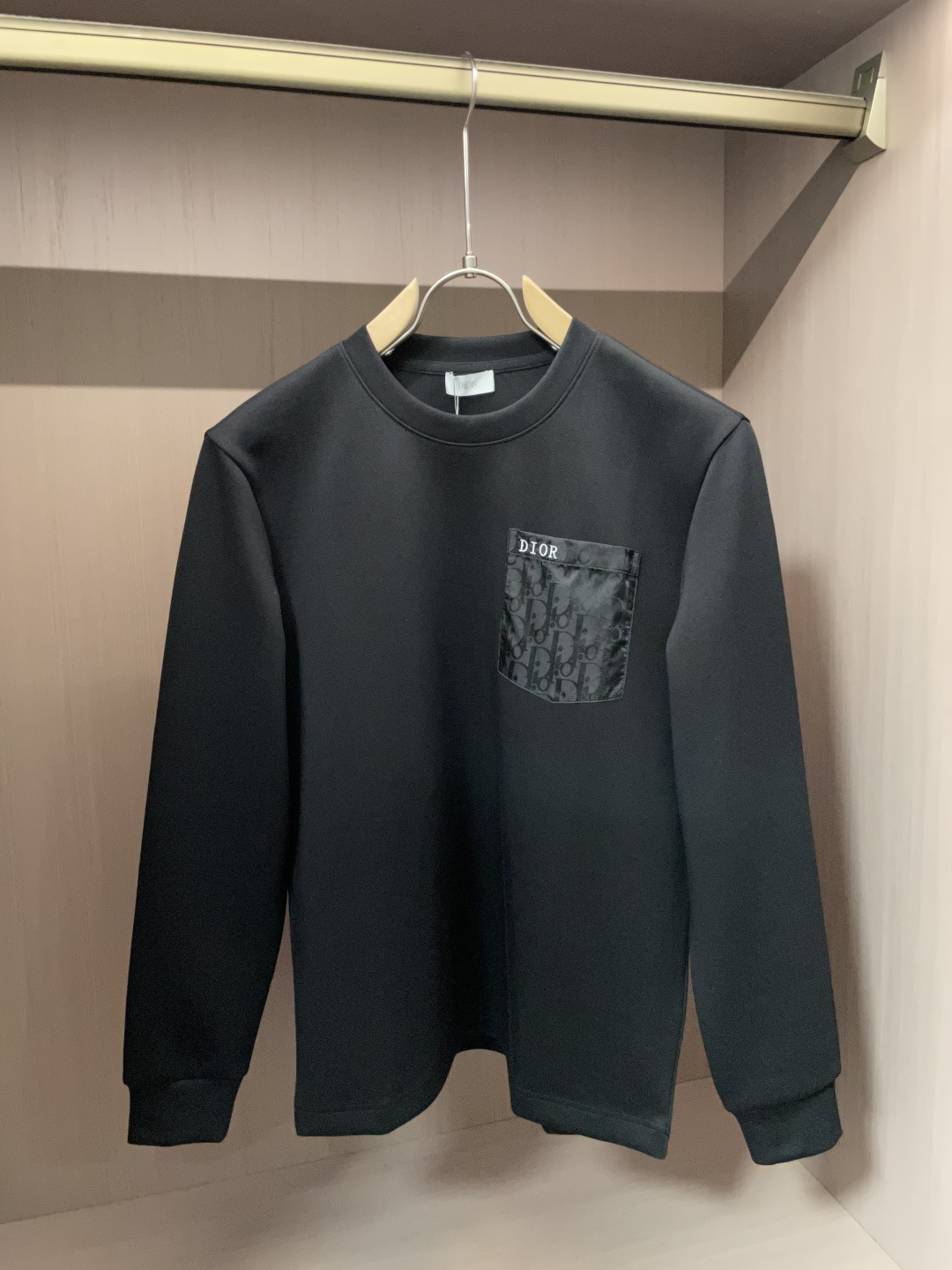 NO:599455,Dior 2025 Autumn and Winter counter new fashion casual bottoming long-sleeved T-shirt, made of imported high-density double-sided stretch cotton fabric, made of exquisite original logo, excellent in comfort and breathability, soft and anti-wrinkle, elastic and drapey. It is handsome whether worn alone or as an inner layer. It conforms to men's practical dressing habits, pursues luxury, noble and elegant style, and creates extraordinary men's taste. The visual effect is very good, the grade is very high, simple and fashionable, a must-have choice for leisure and business!  Size M-3XL, dior, tees, t-shirt, alexander wang19860909Dior 2025秋冬专柜新款 时尚休闲打底衫长袖T恤,精选进口高密度双面拉架棉面料,精致原版logo打造,舒适性与透气性兼优,柔软抗皱弹性和垂性极佳,无论是单穿或是内搭都是帅气十足,吻合了男性实用穿衣习惯,追求奢华高贵优雅风范,打造不凡男士品味,视觉效果非常赞,档次极高,简约时尚,休闲商务必备之选！ 码数M-3XL,,dior,tees，t-shirt,alexander wang,Men's clothing