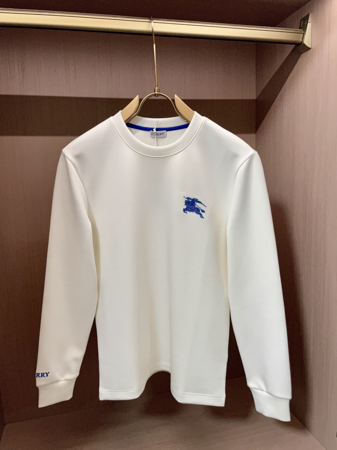 NO:599458,Bur 2025 Autumn and Winter counter new fashion casual bottoming long-sleeved T-shirt, made of imported high-density double-sided stretch cotton fabric, made with exquisite original logo, excellent in comfort and breathability, soft and anti-wrinkle, elastic and drapey. It is very handsome whether worn alone or as an inner layer. It conforms to men's practical dressing habits, pursues luxury, noble and elegant style, and creates extraordinary men's taste. The visual effect is very good, the grade is very high, simple and fashionable, a must-have choice for leisure and business!  Size M-3XL,,burberry,tees,t-shirt,alexander wang19860909Bur 2025秋冬专柜新款 时尚休闲打底衫长袖T恤,精选进口高密度双面拉架棉面料,精致原版logo打造,舒适性与透气性兼优,柔软抗皱弹性和垂性极佳,无论是单穿或是内搭都是帅气十足,吻合了男性实用穿衣习惯,追求奢华高贵优雅风范,打造不凡男士品味,视觉效果非常赞,档次极高,简约时尚,休闲商务必备之选！ 码数M-3XL,,burberry,tees，t-shirt,alexander wang,Men's clothing