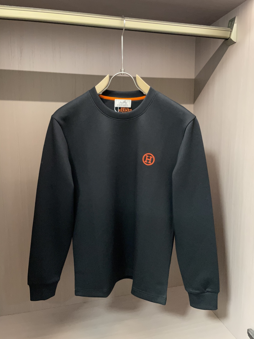 NO:599461,H 2025 autumn and winter counter new fashion casual bottoming long-sleeved T-shirt, made of imported high-density double-sided stretch cotton fabric, made of exquisite original logo, excellent in comfort and breathability, soft and anti-wrinkle, elastic and drapey. It is very handsome whether worn alone or as an inner layer. It conforms to men's practical dressing habits, pursues luxury, noble and elegant style, and creates extraordinary men's taste. The visual effect is very good, the grade is very high, simple and fashionable, a must-have choice for leisure and business!  Size M-3XL,,tees,t-shirt,alexander wang19860909H 2025秋冬专柜新款 时尚休闲打底衫长袖T恤,精选进口高密度双面拉架棉面料,精致原版logo打造,舒适性与透气性兼优,柔软抗皱弹性和垂性极佳,无论是单穿或是内搭都是帅气十足,吻合了男性实用穿衣习惯,追求奢华高贵优雅风范,打造不凡男士品味,视觉效果非常赞,档次极高,简约时尚,休闲商务必备之选！ 码数M-3XL,,tees，t-shirt,alexander wang,Men's clothing