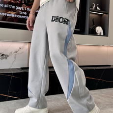 Dior 2025秋冬最新休闲裤 潮人必备 版型超赞,能很好的修复各种腿型,非常个性!柔软排汗,舒适度极 Dior 2025秋冬最新休闲裤 潮人必备 版型超赞,能很好的修复各种腿型,非常个性!柔软排汗,舒适度极