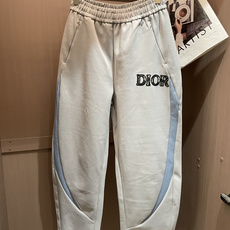 Dior 2025秋冬最新休闲裤 潮人必备 版型超赞,能很好的修复各种腿型,非常个性!柔软排汗,舒适度极 Dior 2025秋冬最新休闲裤 潮人必备 版型超赞,能很好的修复各种腿型,非常个性!柔软排汗,舒适度极