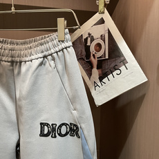 Dior 2025秋冬最新休闲裤 潮人必备 版型超赞,能很好的修复各种腿型,非常个性!柔软排汗,舒适度极 Dior 2025秋冬最新休闲裤 潮人必备 版型超赞,能很好的修复各种腿型,非常个性!柔软排汗,舒适度极