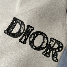 Dior 2025秋冬最新休闲裤 潮人必备 版型超赞,能很好的修复各种腿型,非常个性!柔软排汗,舒适度极 Dior 2025秋冬最新休闲裤 潮人必备 版型超赞,能很好的修复各种腿型,非常个性!柔软排汗,舒适度极