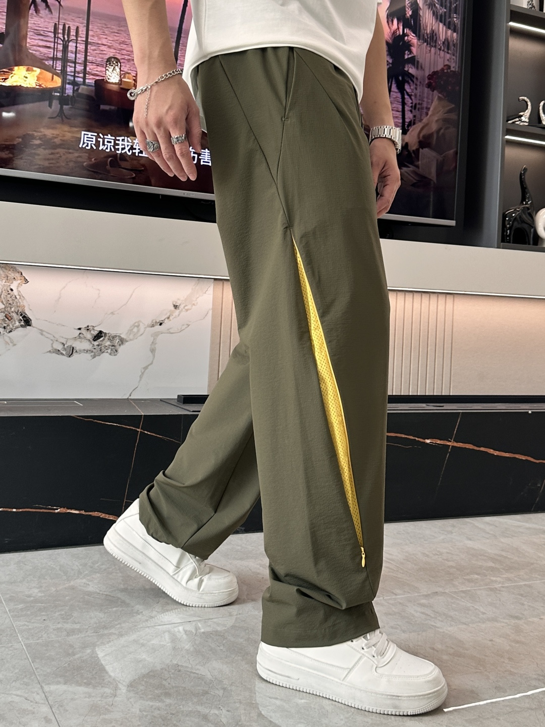 Loewe 2025秋冬最新休闲裤 潮人必备 版型超赞，能很好的修复各种腿型，非常个性！柔软排汗，舒适度