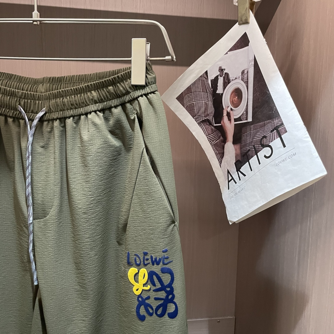 Loewe 2025秋冬最新休闲裤 潮人必备 版型超赞，能很好的修复各种腿型，非常个性！柔软排汗，舒适度