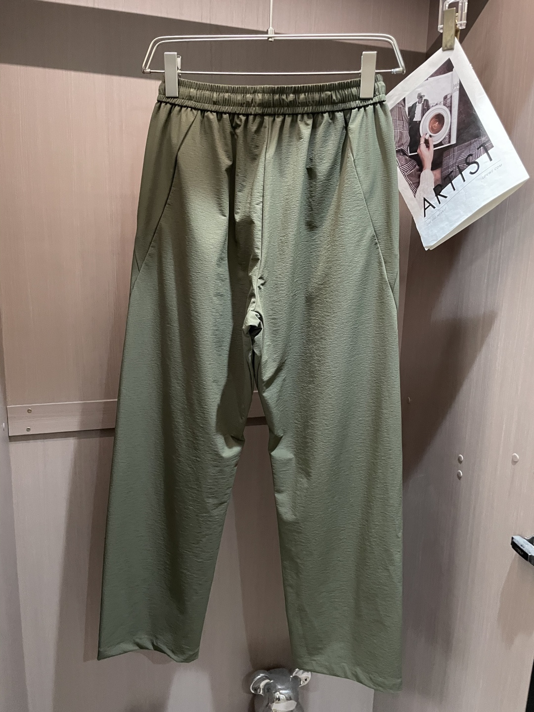 Loewe 2025秋冬最新休闲裤 潮人必备 版型超赞，能很好的修复各种腿型，非常个性！柔软排汗，舒适度