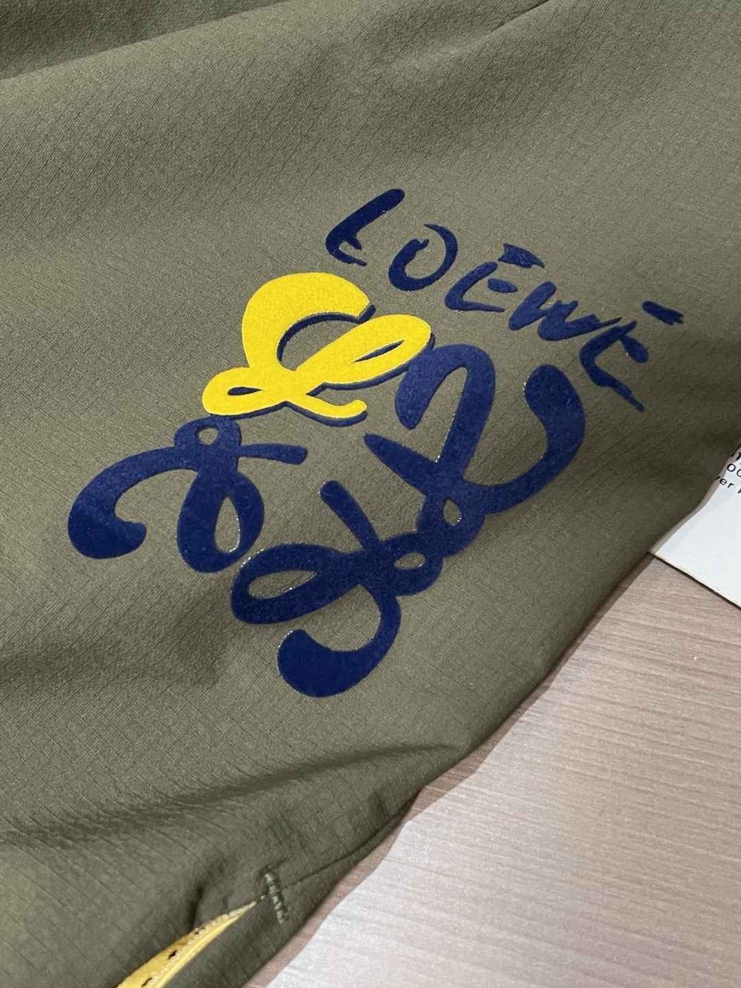 Loewe 2025秋冬最新休闲裤 潮人必备 版型超赞，能很好的修复各种腿型，非常个性！柔软排汗，舒适度