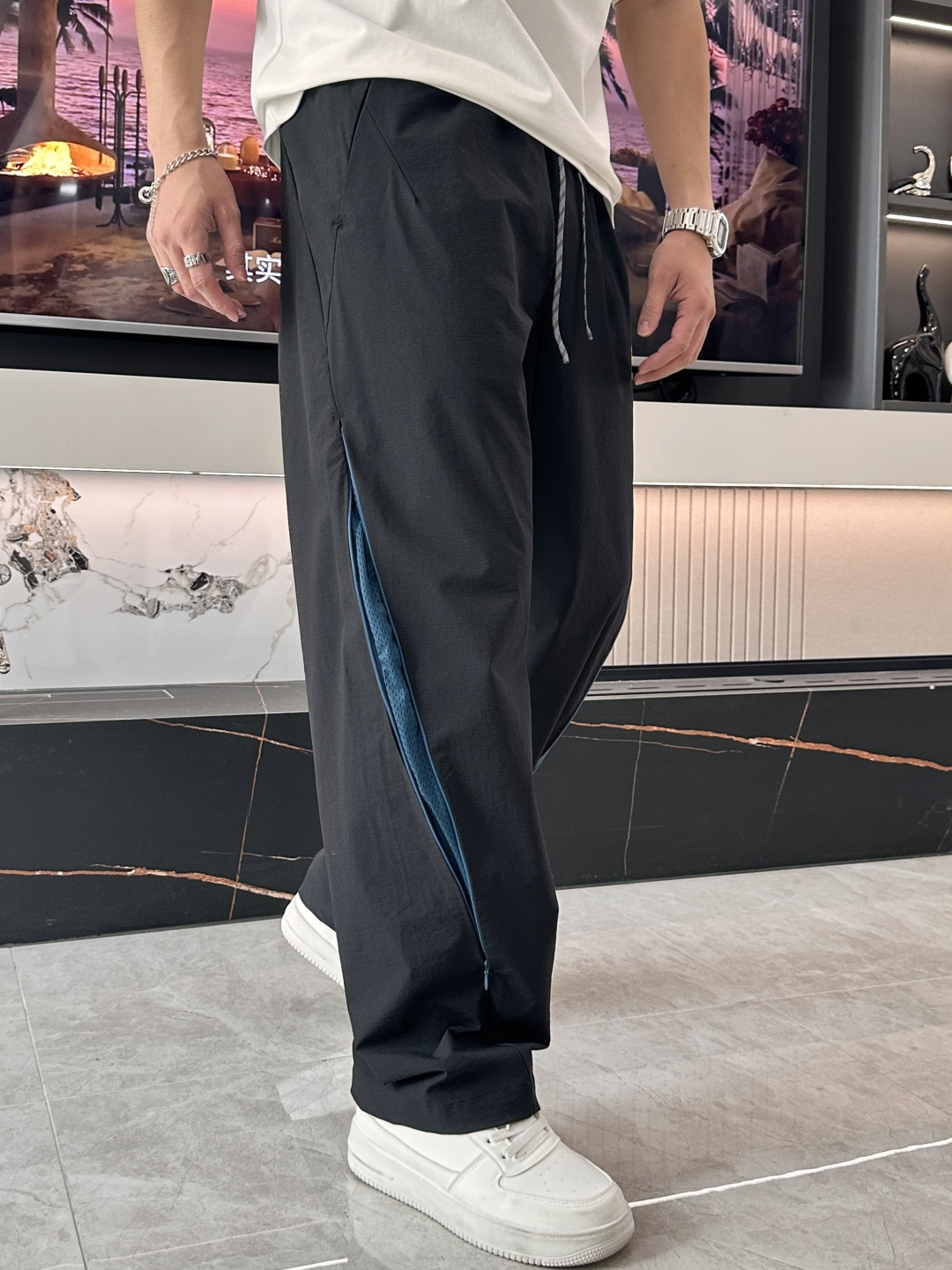 Loewe 2025秋冬最新休闲裤 潮人必备 版型超赞，能很好的修复各种腿型，非常个性！柔软排汗，舒适度