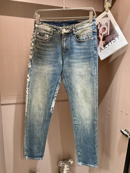 Dolce & Gabbana: Stylish Denim Jeans with Unique Side Pattern, Sizes 29-38 1 Dolce & Gabbana: Stylish Denim Jeans with Unique Side Pattern, Sizes 29-38