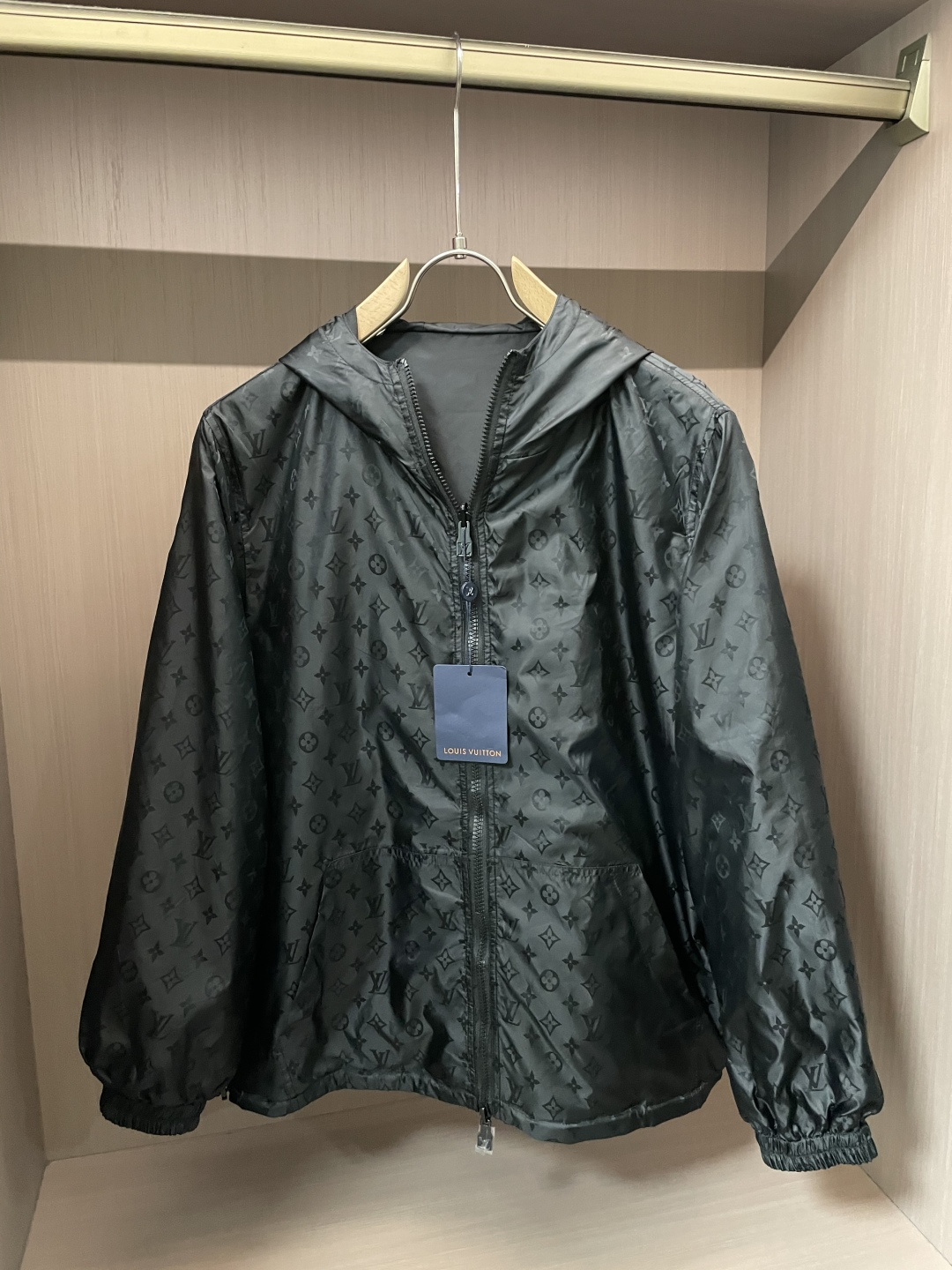 NO:936892,Lv 2026 autumn and winter model, original purchase, 1:1 made, workmanship and style are very good!  A must-have item for high-end people's wardrobe. Sizes: M~3XL, Louis Vuitton,19860909Lv 2026秋冬款,原版购入,1:1打造 做工版型都很赞！高端人士衣橱必备款 尺码:M~3XL,,louis vuitton,,Men's clothing