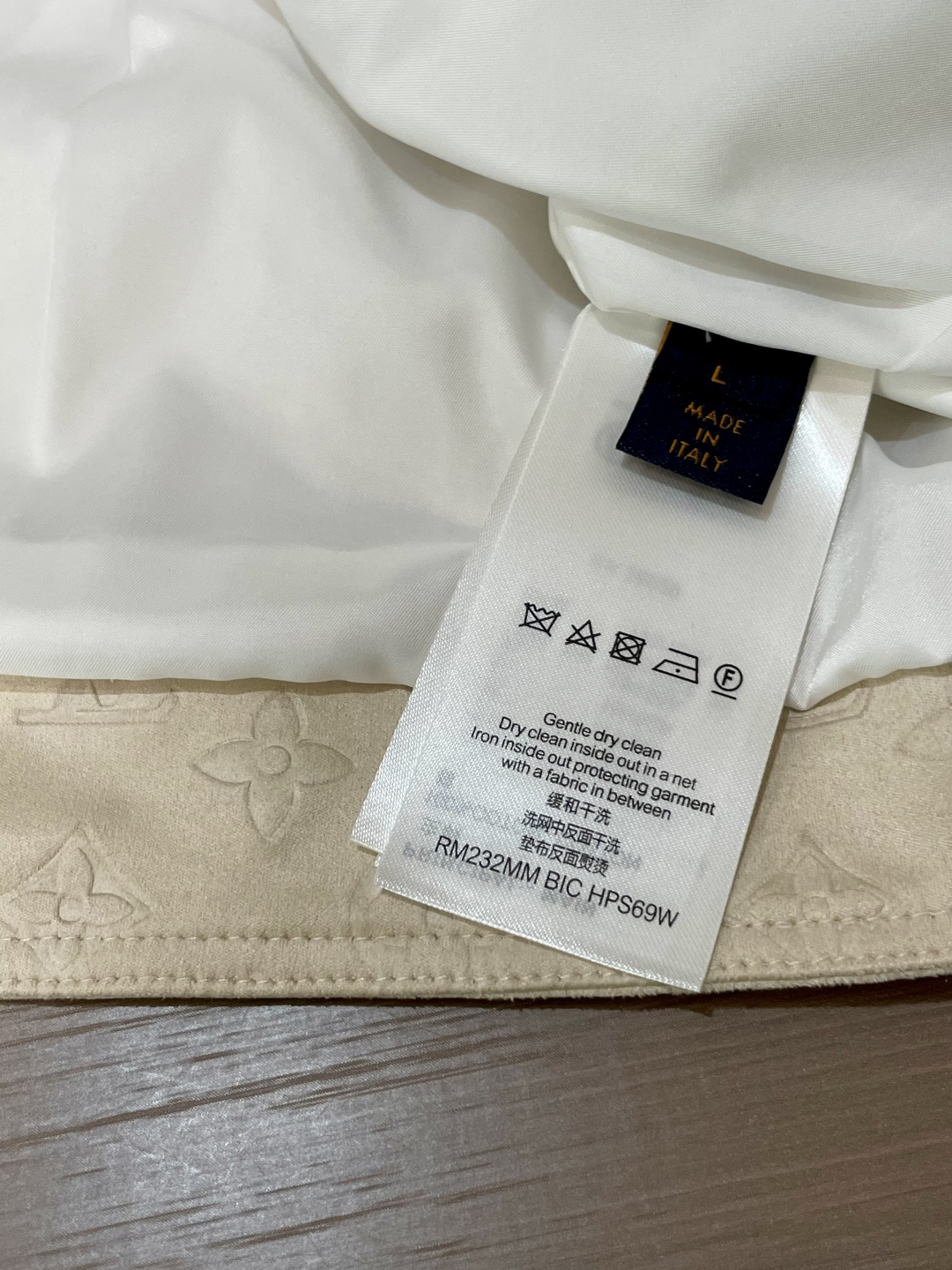 Lv复古麂皮绒外套｜把温柔与质感穿在身上这件复古麂皮绒外套，是秋冬穿搭的“质感王牌”！3️⃣自带细腻绒感