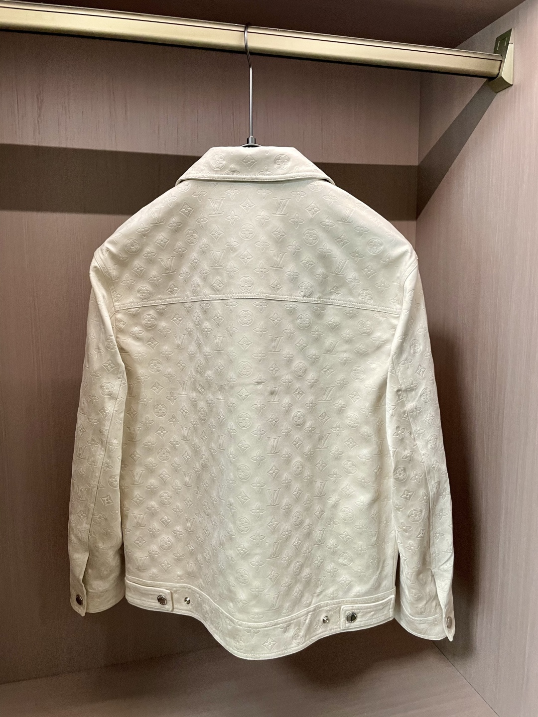 Lv复古麂皮绒外套｜把温柔与质感穿在身上这件复古麂皮绒外套，是秋冬穿搭的“质感王牌”！3️⃣自带细腻绒感