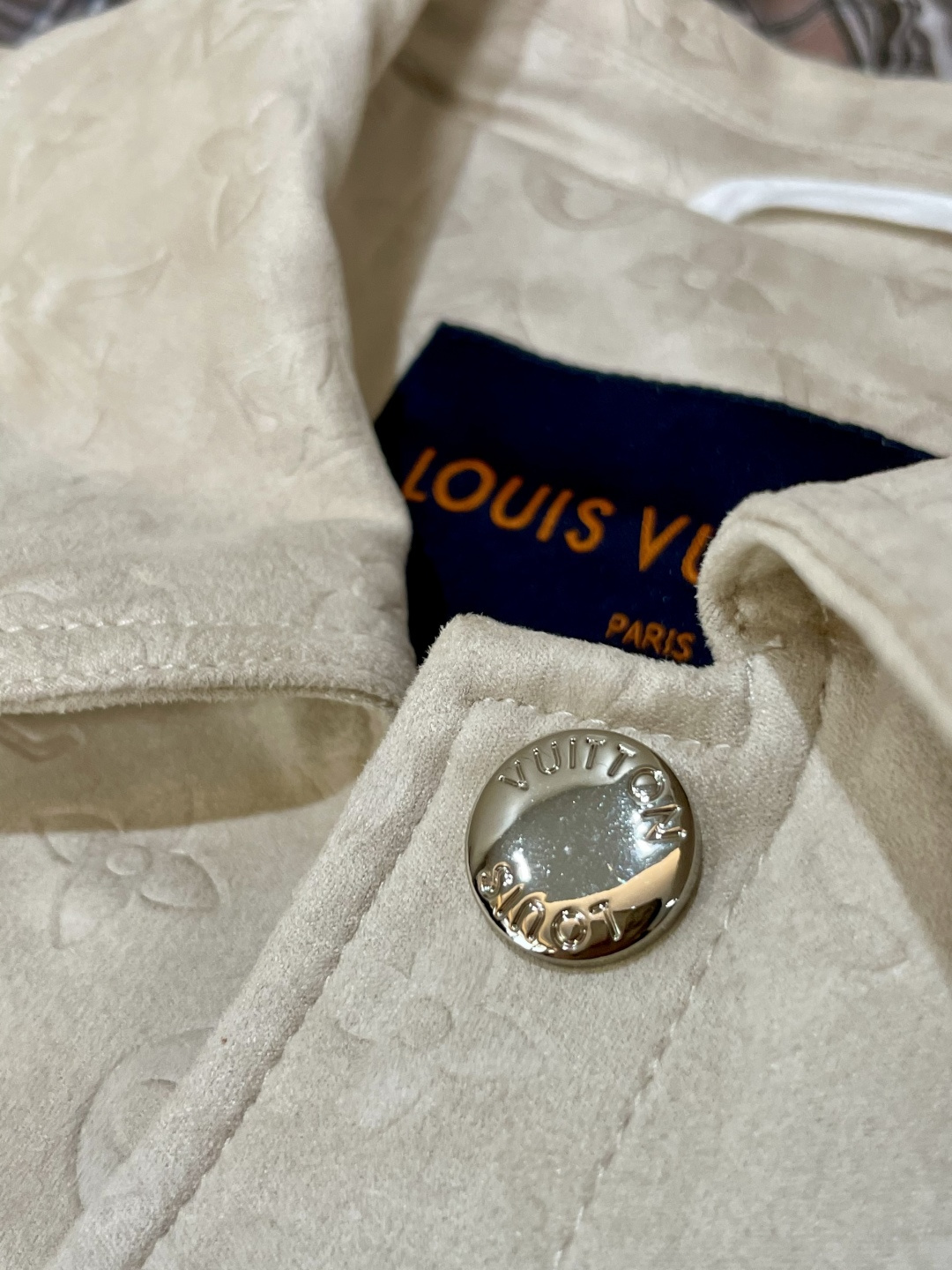 Lv复古麂皮绒外套｜把温柔与质感穿在身上这件复古麂皮绒外套，是秋冬穿搭的“质感王牌”！3️⃣自带细腻绒感