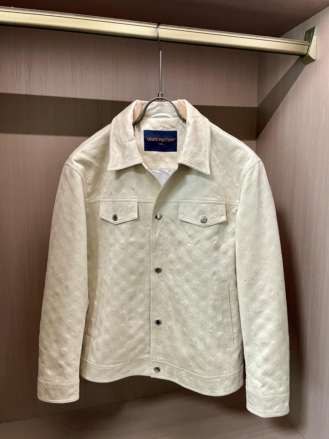 Lv复古麂皮绒外套｜把温柔与质感穿在身上这件复古麂皮绒外套，是秋冬穿搭的“质感王牌”！3️⃣自带细腻绒感