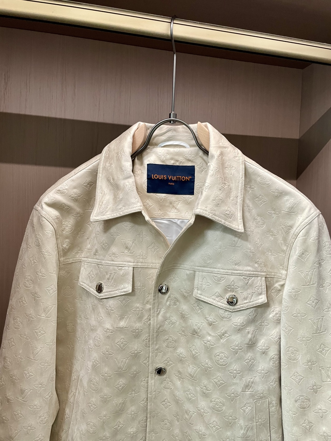 Lv复古麂皮绒外套｜把温柔与质感穿在身上这件复古麂皮绒外套，是秋冬穿搭的“质感王牌”！3️⃣自带细腻绒感