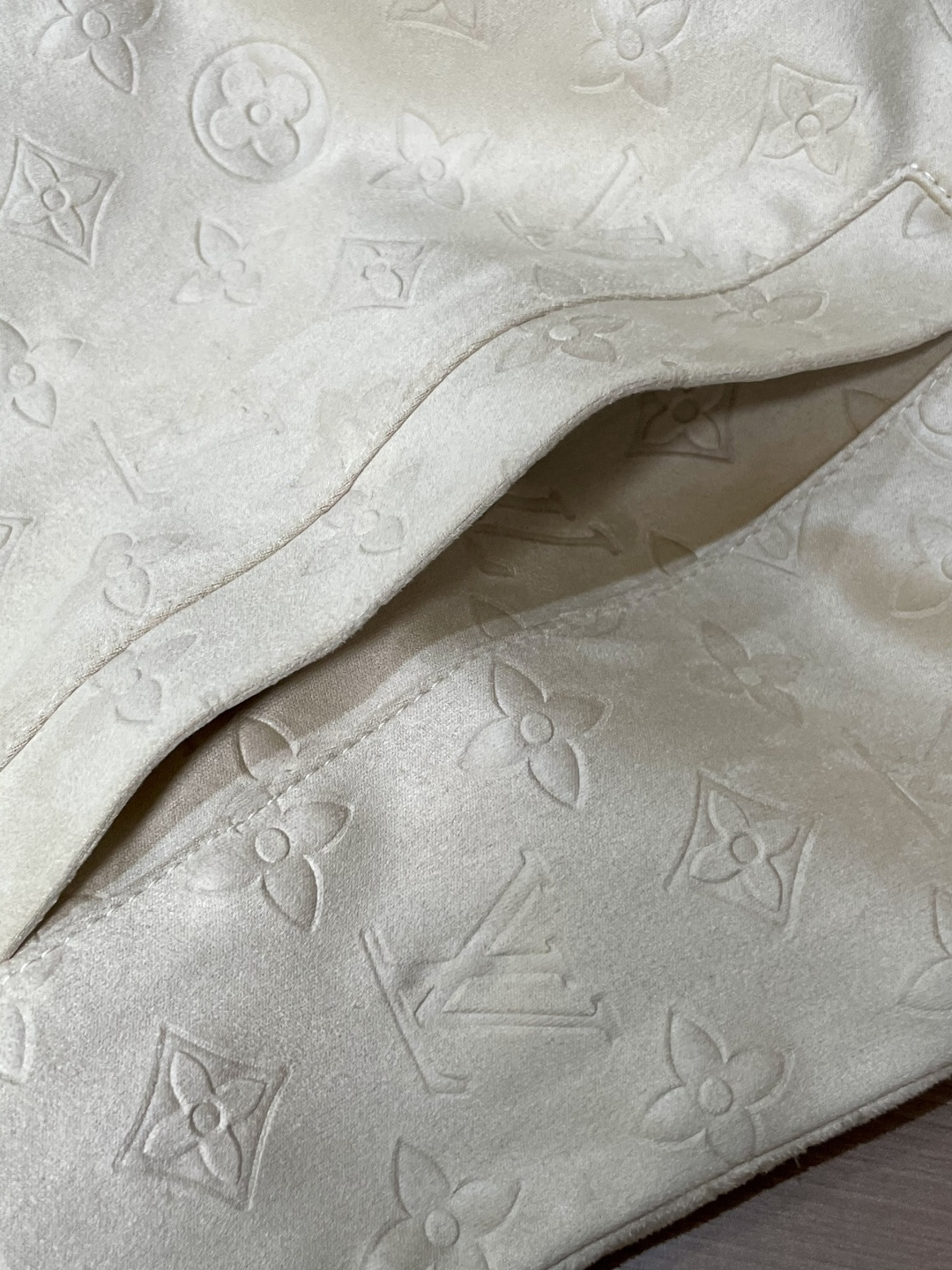 Lv复古麂皮绒外套｜把温柔与质感穿在身上这件复古麂皮绒外套，是秋冬穿搭的“质感王牌”！3️⃣自带细腻绒感