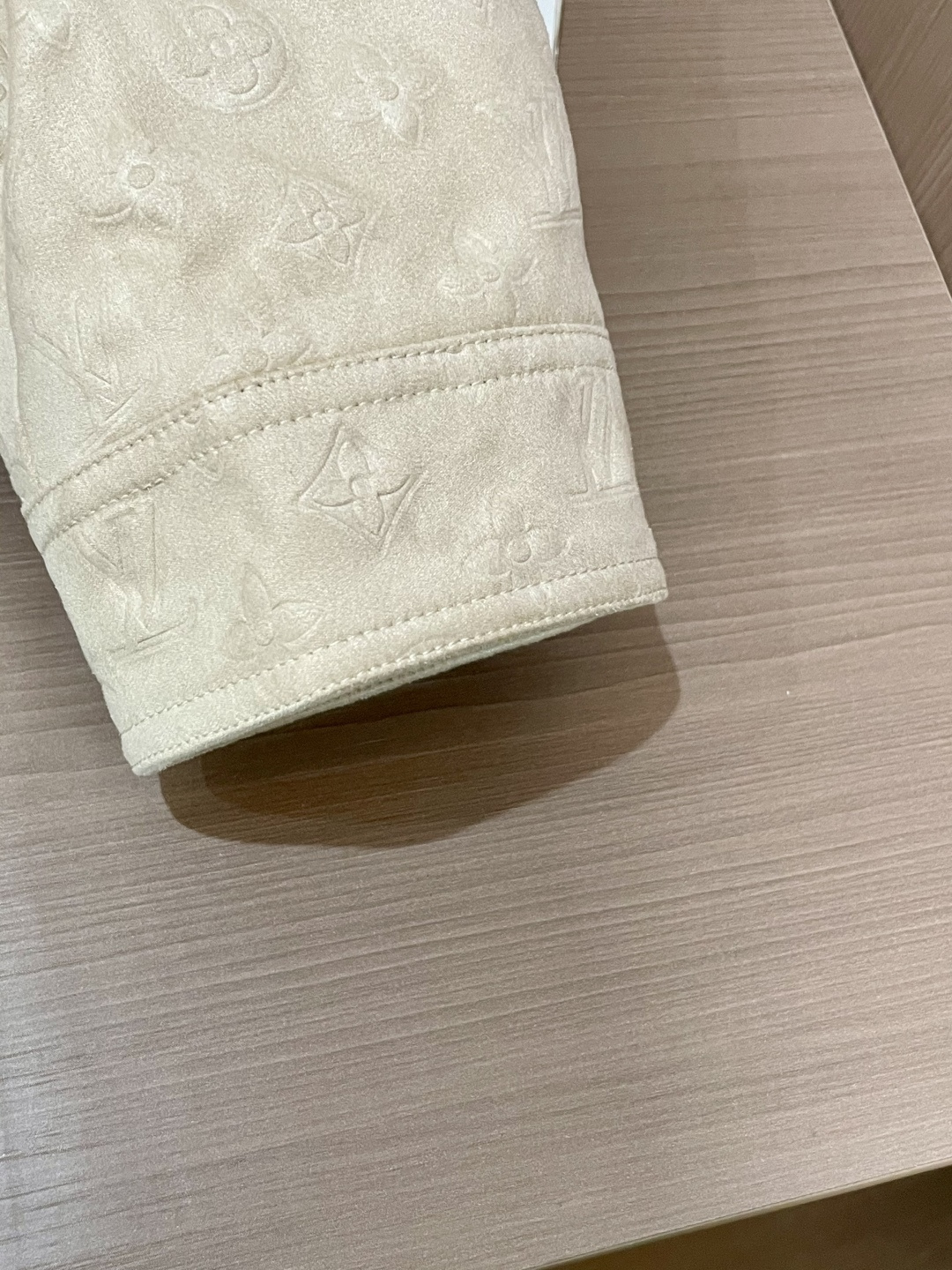 Lv复古麂皮绒外套｜把温柔与质感穿在身上这件复古麂皮绒外套，是秋冬穿搭的“质感王牌”！3️⃣自带细腻绒感