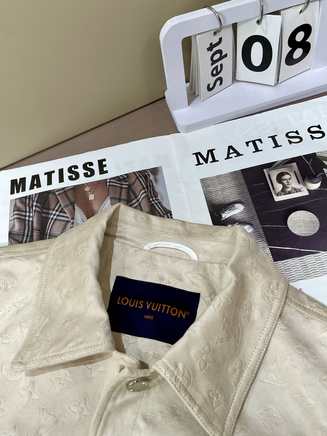 Lv复古麂皮绒外套｜把温柔与质感穿在身上这件复古麂皮绒外套，是秋冬穿搭的“质感王牌”！3️⃣自带细腻绒感