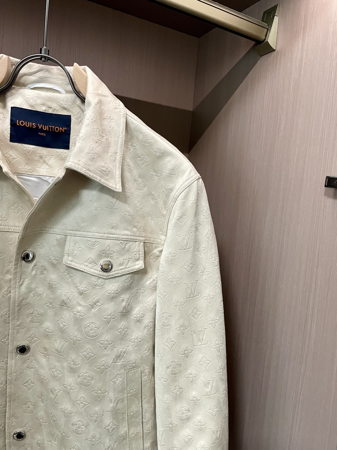 Lv复古麂皮绒外套｜把温柔与质感穿在身上这件复古麂皮绒外套，是秋冬穿搭的“质感王牌”！3️⃣自带细腻绒感