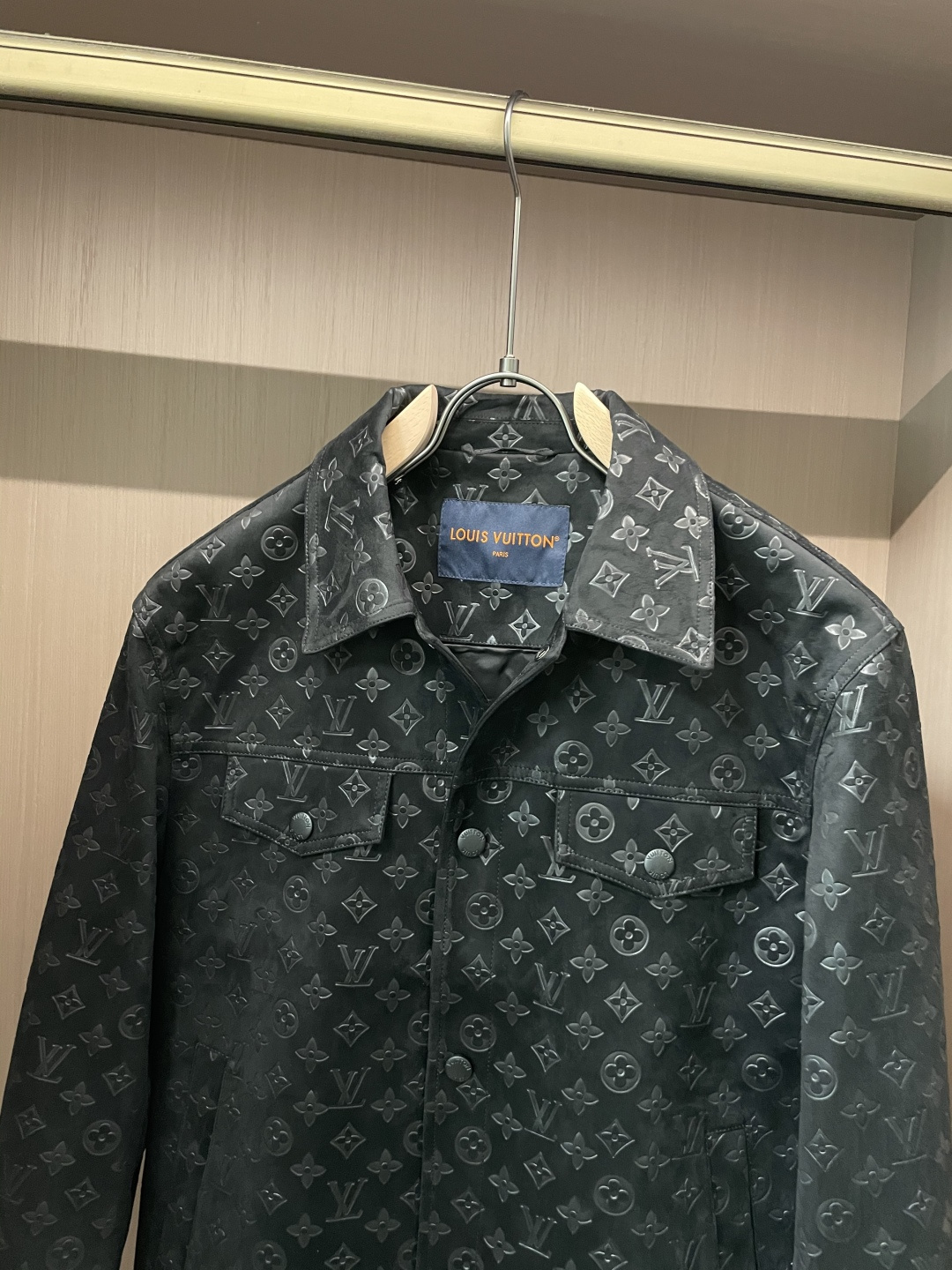 Lv复古麂皮绒外套｜把温柔与质感穿在身上这件复古麂皮绒外套，是秋冬穿搭的“质感王牌”！3️⃣自带细腻绒感