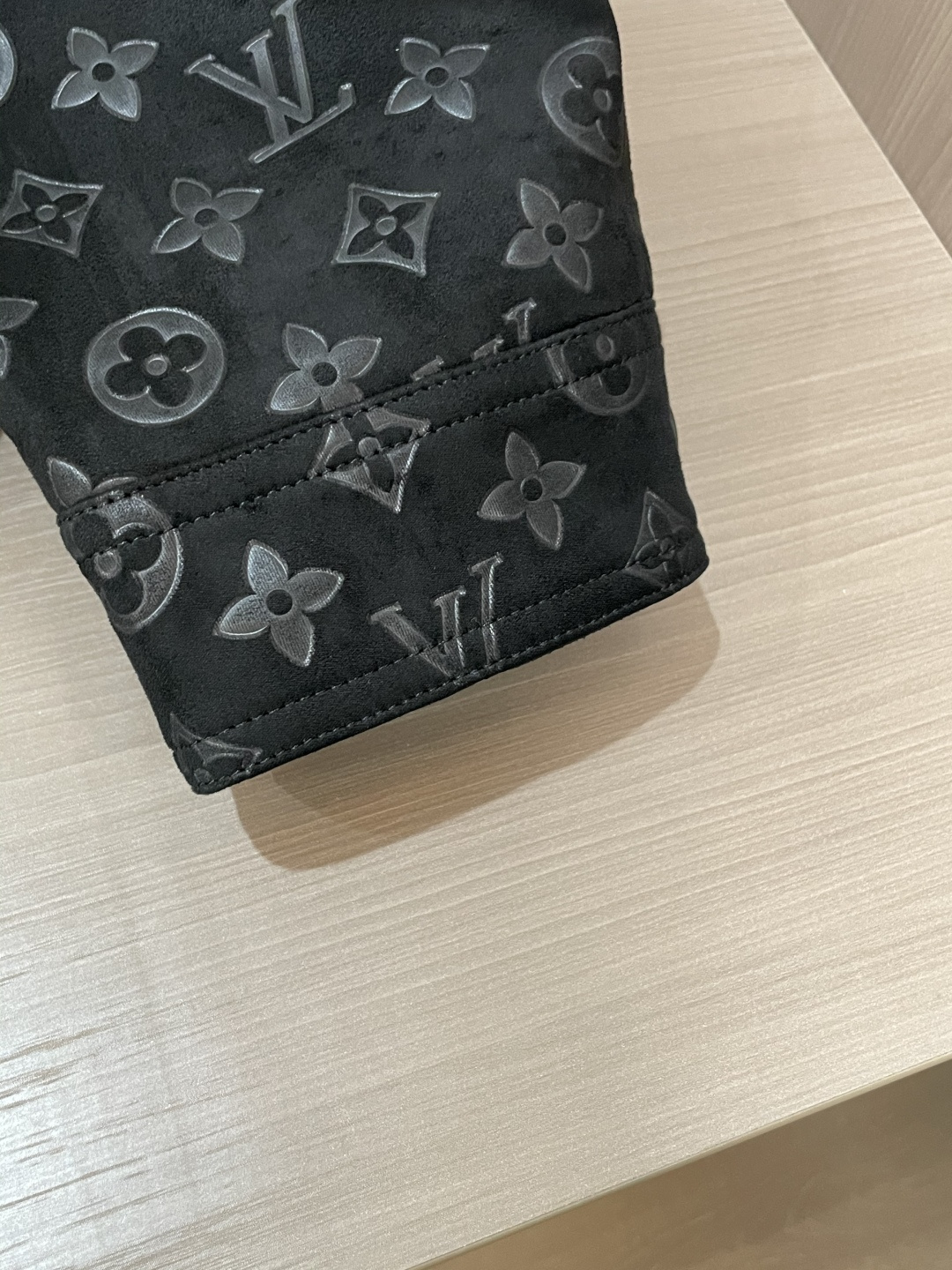 Lv复古麂皮绒外套｜把温柔与质感穿在身上这件复古麂皮绒外套，是秋冬穿搭的“质感王牌”！3️⃣自带细腻绒感