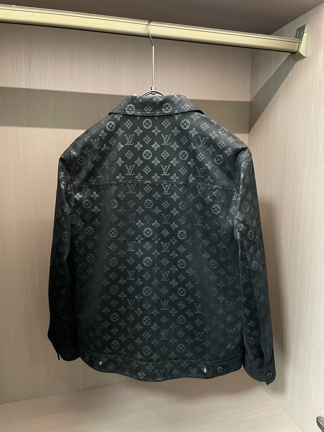 Lv复古麂皮绒外套｜把温柔与质感穿在身上这件复古麂皮绒外套，是秋冬穿搭的“质感王牌”！3️⃣自带细腻绒感