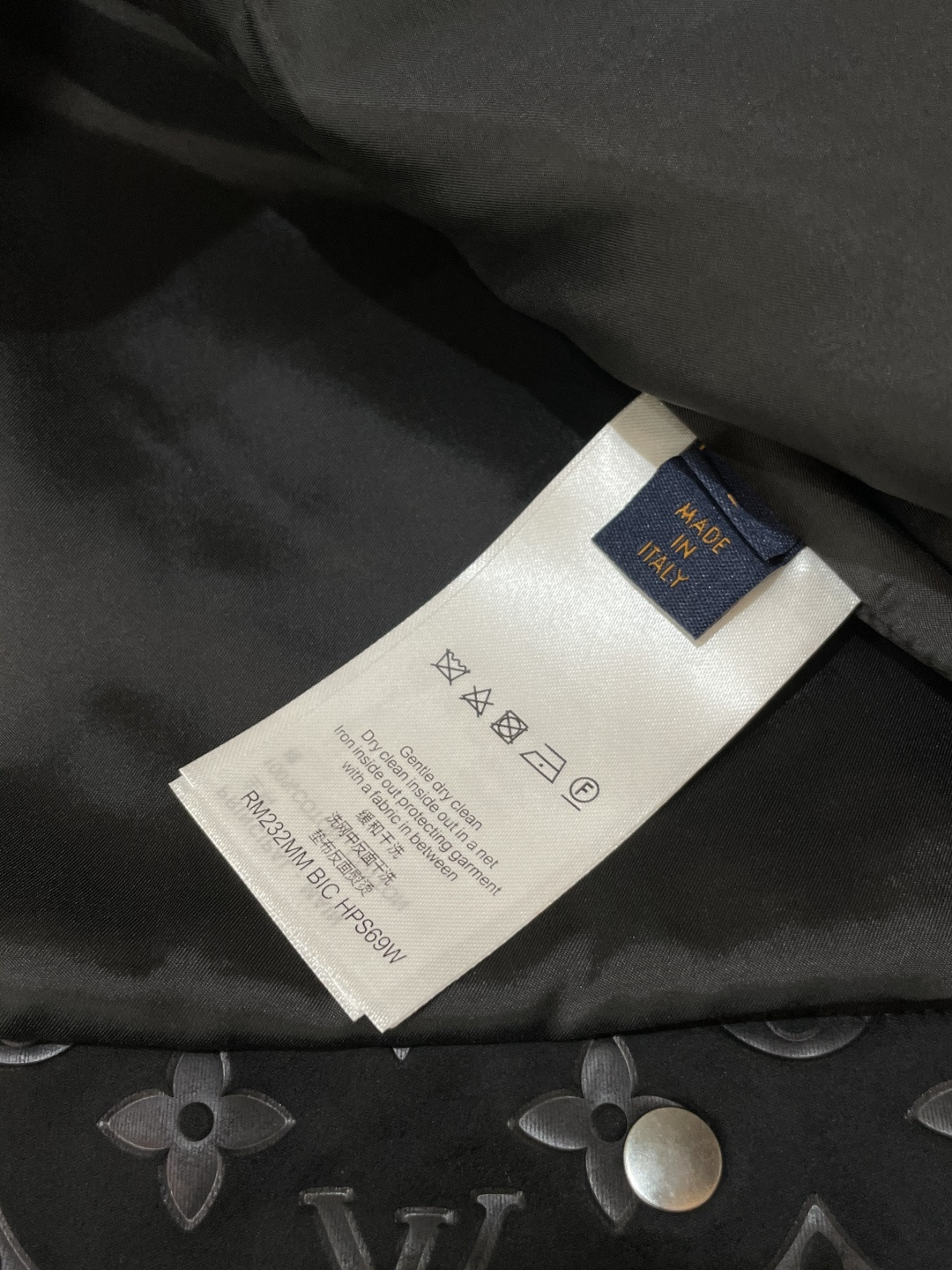 Lv复古麂皮绒外套｜把温柔与质感穿在身上这件复古麂皮绒外套，是秋冬穿搭的“质感王牌”！3️⃣自带细腻绒感