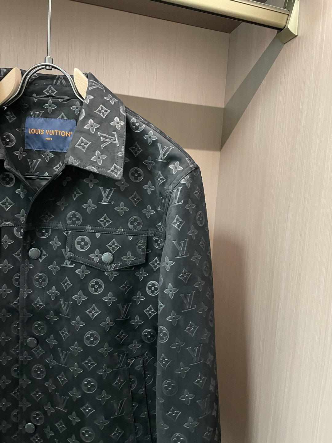 Lv复古麂皮绒外套｜把温柔与质感穿在身上这件复古麂皮绒外套，是秋冬穿搭的“质感王牌”！3️⃣自带细腻绒感