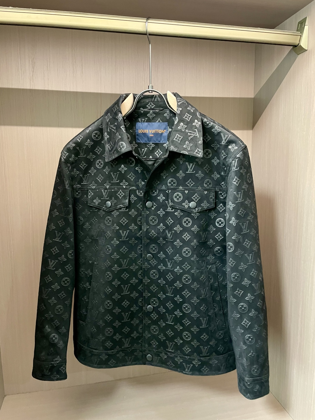 Lv复古麂皮绒外套｜把温柔与质感穿在身上这件复古麂皮绒外套，是秋冬穿搭的“质感王牌”！3️⃣自带细腻绒感