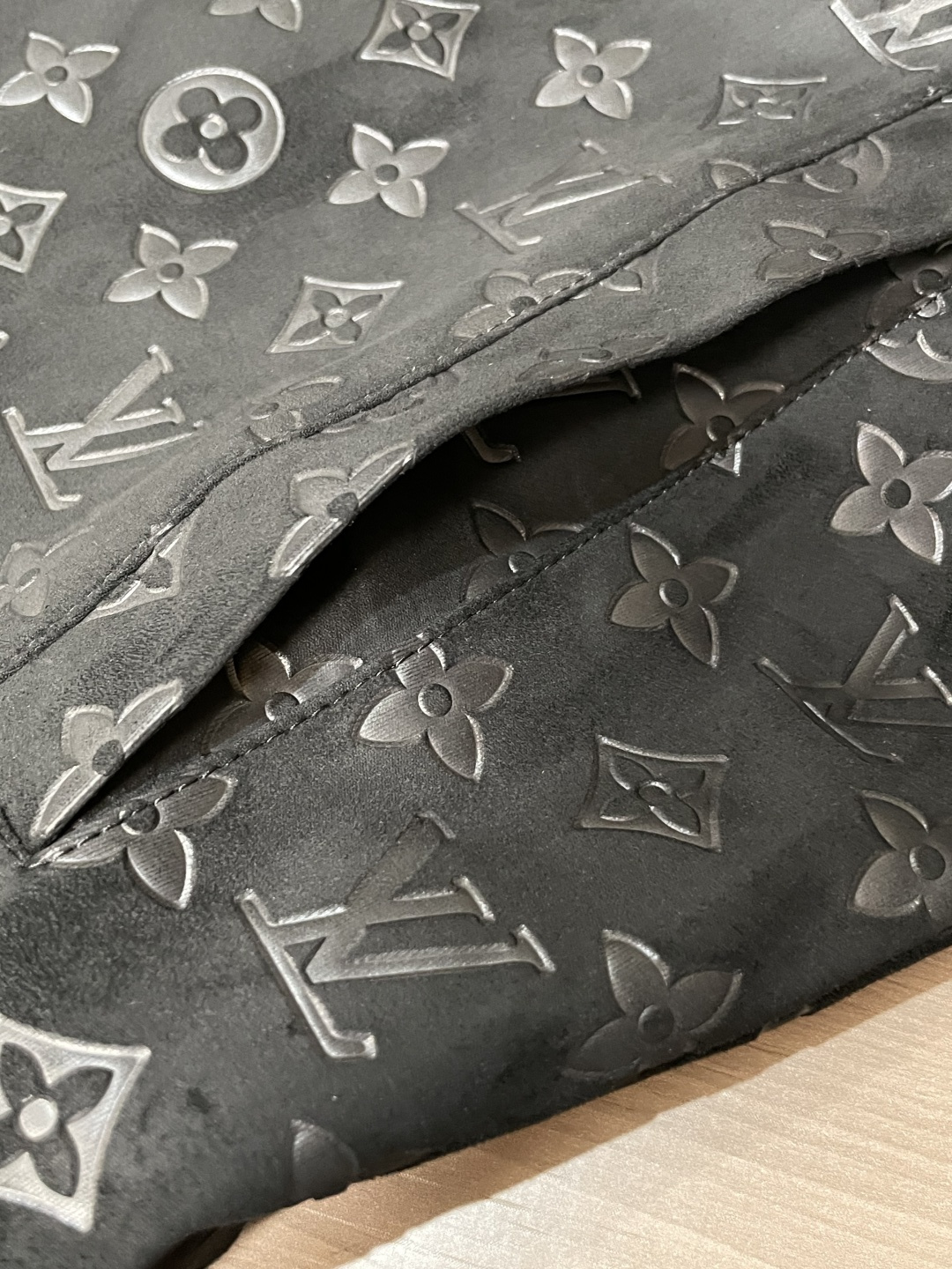 Lv复古麂皮绒外套｜把温柔与质感穿在身上这件复古麂皮绒外套，是秋冬穿搭的“质感王牌”！3️⃣自带细腻绒感