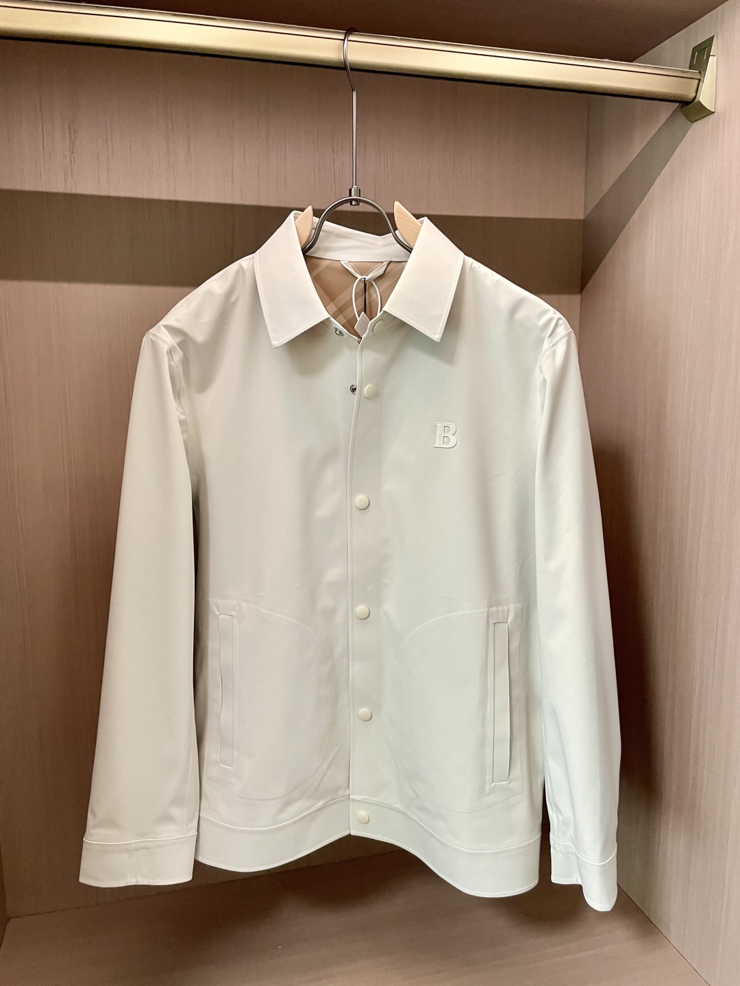 Burberry Women's White Jacket with 'B' Logo - Stylish and Comfortable