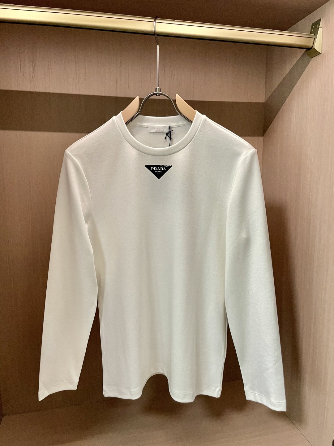 NO:525345,P Lada, a new product missing retro printed long-sleeved T-shirt in early autumn; custom made of 260 grams high-density water soft cotton fabric, a very suitable base long-sleeved T-shirt in autumn and winter. The fabric is warm and anti-static technology, and the design pattern printing technology is printed on the chest!  The simple design style can support your popularity throughout autumn and winter!  It must be a popular model!  Not many good goods!  Size m-xxxl, tees, t-shirt, alexander wang19860909P拉达 早秋新品缺失感复古印花长袖T恤；定制260克高密水柔棉面料,一款秋冬非常适合的打底长袖T恤衫,面料保暖性强,抗静电工艺,胸前印有三角标缺失设计图案印花工艺！简约的设计风格能够托起您整个秋冬的热度！必须是爆款自留款！好货不多！ 尺码m-xxxl,,tees，t-shirt,alexander wang,Men's clothing