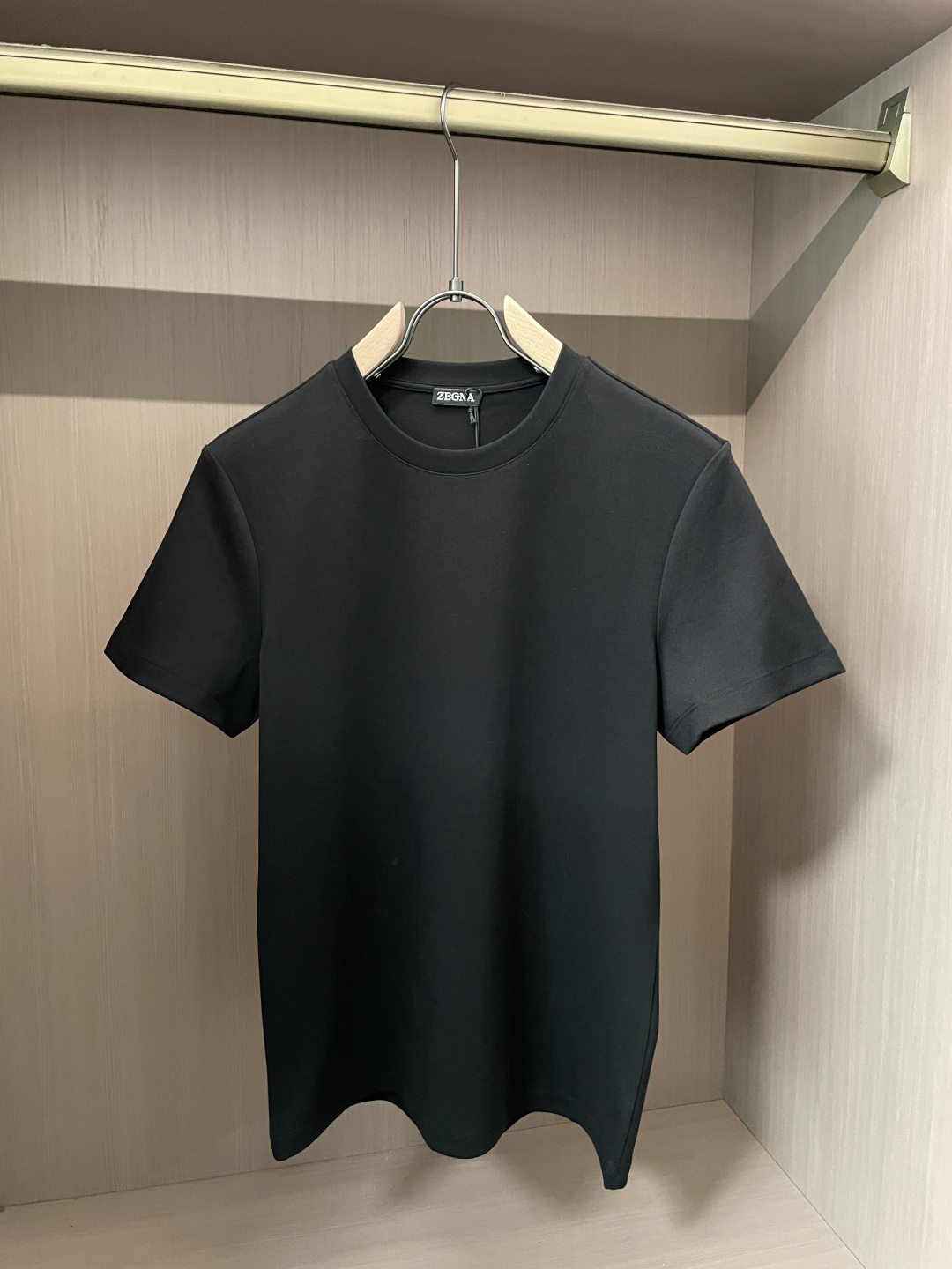 NO:525351,Jie*ya’s new thick plain version of slim short-sleeved T-shirt; a custom 260 grams of exclusive high-density water-soft cotton fabric, a fabric that can truly be warm, comfortable and soft. The plain style has no pattern and can be worn on any occasion. There is no pressure in business reception, leisure and vacation!  Top quality goods!  Size m-xxxl, T-shirt,tees,t-shirt,alexander wang19860909杰*亚早秋新品厚款素版修身款短袖T恤；定制260克专属高密水柔棉面料,真正能够做到保暖舒适且柔软的一款面料,素款无任何图案,任何场合都可以穿搭,商务接待,休闲度假都无压力！顶级好货！ 尺码m-xxxl,,T-shirt,tees，t-shirt,alexander wang,Men's clothing