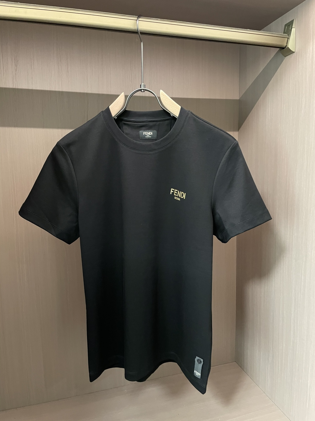 NO:525354,FD early autumn new European limited thick small label printed short-sleeved T-sleeved; customized 260g high-density water-soft cotton fabric, comfortable and warm, with glittering pink printed on the chest with the words 'FENDI' on the chest, simple and fashionable design, double-layer design on the back of the turtle back, and the woven label button design style of the lower left foot as usual!  Three-dimensional cutting process!  Size m-xxxl, fendi, T-shirt, alexander wang19860909FD早秋新品欧洲限定厚款小标印花短袖T袖；定制260克高密水柔棉面料,舒适保暖,胸前“FENDI”字样闪粉印花,简约时尚设计,后幅龟背双层设计,左下脚一如既往的织唛纽扣设计风格！立体裁剪工艺！ 尺码m-xxxl,,fendi,T-shirt,alexander wang,Men's clothing