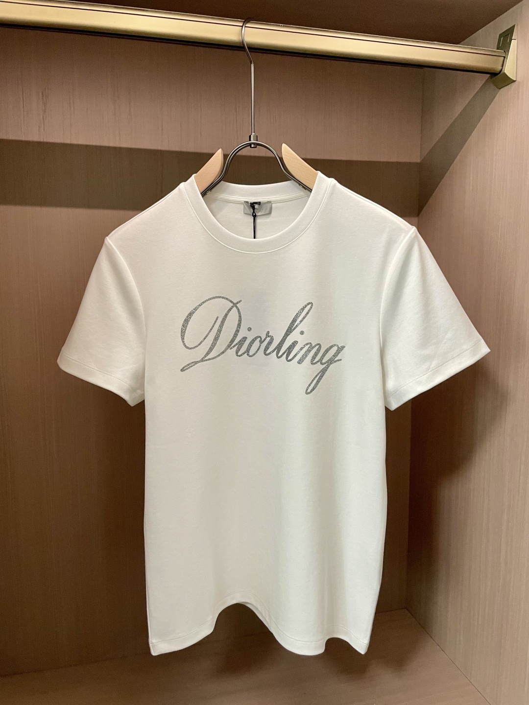 NO:525357,D Ao Early Autumn new thick silver glitter letter printing short-sleeved T-shirt; custom made 260g high-density water soft cotton fabric, the fabric is comfortable, soft and warm, anti-static design, silver glitter design printing on the chest letter, unique design style, glitter embellishment, shiny, same style for men and women, can be matched as a couple or parent-child style!  Complete three standards!  Size m-xxxl, T-shirt,tees,t-shirt,alexander wang19860909D奥早秋新品厚款银色闪粉字母印花短袖T恤；定制260克高密水柔棉面料,面料舒适柔软保暖,抗静电设计,胸前字母银色闪粉设计印花,独特的设计风格,闪粉的点缀,闪闪发亮,男女同款,可作为情侣款或者亲子款搭配！三标齐全！ 尺码m-xxxl,,T-shirt,tees，t-shirt,alexander wang,Men's clothing