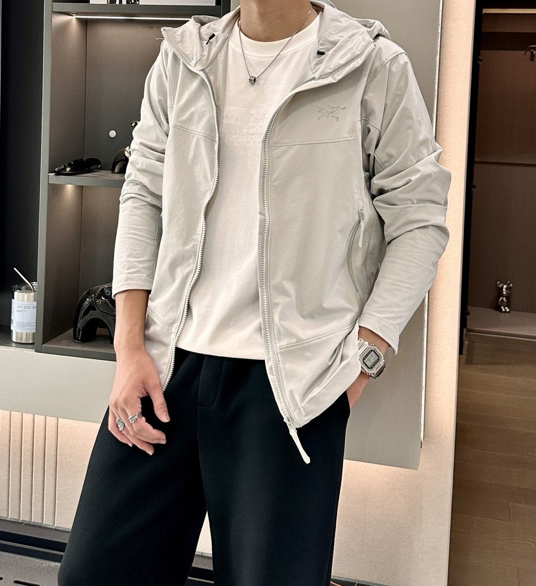 NO:525363,Arcteryx/Architecture Bird Spring and Autumn New Soft Shell Stand-Link Jacket Jacket This GAMMALT jacket is made of light and wear-resistant WEE BURLY soft shell fabric, 90 nylon 10 spandex double weaving fabric is treated with DWR (long-lasting waterproof), wear-resistant, light, medium warm, wind-proof and rainproof. The fabric is wind-proof and breathable, comfortable, with the bidirectional elasticity of elastic fiber, light and wear-resistant. Its fabric is wind-proof and rainproof, and the textured bottom is warm and comfortable, and can absorb moisture and sweat in various weather activities and activities. The fabric is thin, breathable and soft, elastic, which improves ergonomic freedom and can be easily layered in the jacket, and the friction between the fabrics is quiet and silent when worn.  Three-dimensional slim tailoring increases breathability and flexibility for high-intensity activities, high performance, lightweight and durable and comfortable, no stuffy feeling, and super breathable!  Elastic adjustable cuffs, extended rear swing, adjustable hem drawstring, pressed hem, exquisite logo embroidery on the sleeves, exquisite craftsmanship, articulated elbows, underarm gusset shears, easy to move!  Whether it is comfortable to wear or the style effect, the top style is simple in design, full-body custom YKK zipper, all pockets are zippered and closed, and the items are safely stored. Size m-xxl, burberryarc'teryx, jackets & coats, jackets & coats, alexander wang19860909Arcteryx/始祖鸟 春秋新款软壳立领夹克冲锋衣外套 这款GAMMALT夹克采用轻薄耐磨的WEE BURLY软壳面料,90锦纶10氨纶双织布经DWR(持久防水)处理,耐磨,轻薄,中度保暖,防风挡雨. 面料防风而透气,感觉舒适,具有弹性纤维的双向弹性,轻薄而耐磨.其面料防风挡雨,富有质感的底面保暖舒适,在各种天气活动和活动强度中能吸湿排汗 其面料轻薄、透气且柔软,富有弹性,提高了人体工学自由度,可轻松叠穿在外套里,并且穿着时面料间的摩擦安静无声 、 立体修身剪裁,增加高强度活动的透气性灵活性,高性能,轻量而耐倍加舒适,无闷热感,透气性超强！ 弹性可调节袖口.加长后摆.可调下摆抽绳.压胶下摆 袖子边饰有精致logo刺绣,精湛工艺 铰接式肘部, 腋下角撑板剪,活动自如！无论是穿着舒适 还是版型效果 都是顶级款式设计简约,全身定制YKK拉链,口袋全部采用拉链闭合,携带物品安全存放 尺码m-xxl,,burberryarc'teryx,jackets & coats,jackets & coats,alexander wang,Men's clothing