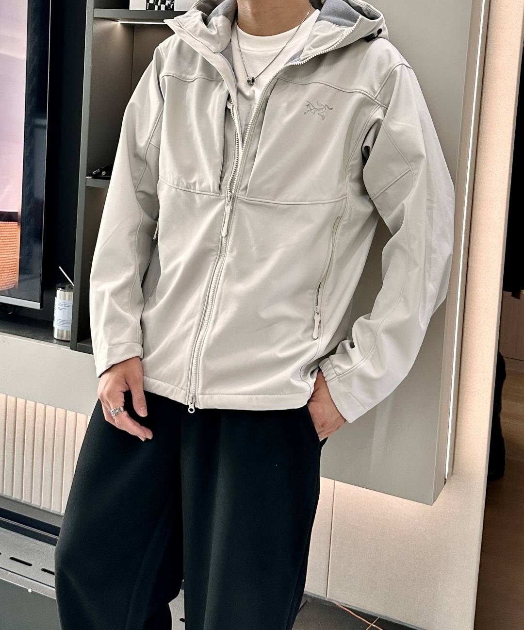 NO:525337,Arcteryx/Architecture Bird Spring and Autumn New Soft Shell Stand-Link Jacket Jacket This GAMMALT jacket is made of light and wear-resistant WEE BURLY soft shell fabric, 90 nylon 10 spandex double woven fabric is treated with DWR (long-lasting waterproof), wear-resistant, light, moderately warm, wind-proof and rain-proof. The fabric is wind-proof and breathable, comfortable, with the bidirectional elasticity of elastic fiber, light and wear-resistant. Its fabric is wind-proof and rain-proof, and the textured bottom is warm and comfortable, and can absorb moisture and sweat in various weather activities and activities. The fabric is thin, breathable and soft, elastic, which improves ergonomic freedom and can be easily layered in the jacket, and the friction between the fabrics is quiet and silent when worn.  Three-dimensional slim tailoring increases breathability and flexibility for high-intensity activities, high performance, lightweight and durable and comfortable, no stuffy feeling, and super breathable!  Elastic adjustable cuffs, extended rear swing, adjustable hem drawstring, pressed hem, exquisite logo embroidery on the sleeves, exquisite craftsmanship, articulated elbows, underarm gusset shears, easy to move!  Whether it is comfortable to wear or the style effect, the top style is simple to design, full-body custom YKK zipper, all pockets are zippered and closed, and the items are safely stored. Size m-xxxl, burberryarc'teryx, jackets & coats, jackets & coats, alexander wang19860909Arcteryx/始祖鸟 春秋新款软壳立领夹克冲锋衣外套 这款GAMMALT夹克采用轻薄耐磨的WEE BURLY软壳面料,90锦纶10氨纶双织布经DWR(持久防水)处理,耐磨,轻薄,中度保暖,防风挡雨. 面料防风而透气,感觉舒适,具有弹性纤维的双向弹性,轻薄而耐磨.其面料防风挡雨,富有质感的底面保暖舒适,在各种天气活动和活动强度中能吸湿排汗 其面料轻薄、透气且柔软,富有弹性,提高了人体工学自由度,可轻松叠穿在外套里,并且穿着时面料间的摩擦安静无声 、 立体修身剪裁,增加高强度活动的透气性灵活性,高性能,轻量而耐倍加舒适,无闷热感,透气性超强！ 弹性可调节袖口.加长后摆.可调下摆抽绳.压胶下摆 袖子边饰有精致logo刺绣,精湛工艺 铰接式肘部, 腋下角撑板剪,活动自如！无论是穿着舒适 还是版型效果 都是顶级款式设计简约,全身定制YKK拉链,口袋全部采用拉链闭合,携带物品安全存放 尺码m-xxxl,,burberryarc'teryx,jackets & coats,jackets & coats,alexander wang,Men's clothing