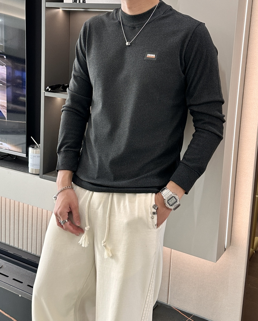 NO:525346,Zenia's new autumn and winter counter style, fashionable and casual base shirt, long-sleeved T-shirt, selected imported high-density double-sided cotton fabric, exquisite original logo, excellent comfort and breathability, excellent soft, wrinkle-resistant elasticity and drooping. Whether worn alone or in the inner wear, it is very handsome, which conforms to the practical dressing habits of men, pursues luxury, noble and elegant style, and creates extraordinary men's taste. The visual effect is very good, the grade is extremely high, simple and fashionable, and a must-have choice for casual business!  Count L-3XL, zegna,tees,t-shirt,alexander wang19860909杰尼亚 秋冬专柜新款 时尚休闲打底衫长袖T恤,精选进口高密度双面拉架棉面料,精致原版logo打造,舒适性与透气性兼优,柔软抗皱弹性和垂性极佳,无论是单穿或是内搭都是帅气十足,吻合了男性实用穿衣习惯,追求奢华高贵优雅风范,打造不凡男士品味,视觉效果非常赞,档次极高,简约时尚,休闲商务必备之选！ 码数L-3XL,,zegna,tees，t-shirt,alexander wang,Men's clothing