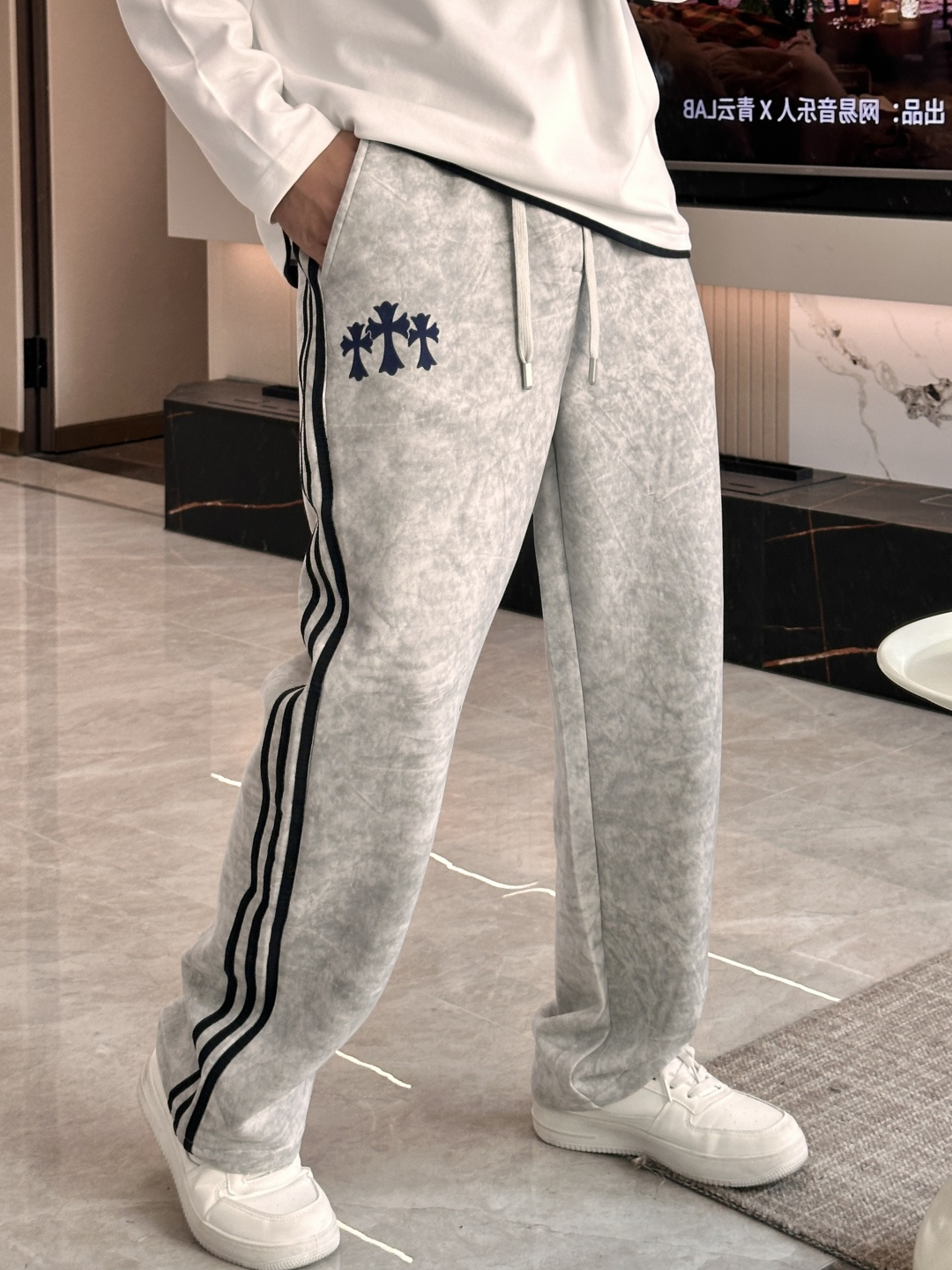 NO:525361,Croxin's latest casual pants in autumn and winter, a must-have for trendy people. The style is excellent and can repair various leg shapes very well. It is very personal!  Soft and sweat-relieving, extremely comfortable. Customized elastic rubber at the waist of the trouser legs and original auxiliary materials. The upper body is sports and casual, and it is essential for leisure and traveling. Size 29-36, chrome hearts, alexander wang19860909克罗心 秋冬最新休闲裤 潮人必备 版型超赞,能很好的修复各种腿型,非常个性！柔软排汗,舒适度极高.裤腿腰部订制松紧橡筋、原版辅料细节.上身运动休闲时尚,出街休闲、外出旅游必备. 尺码29-36,,chrome hearts,alexander wang,Men's clothing