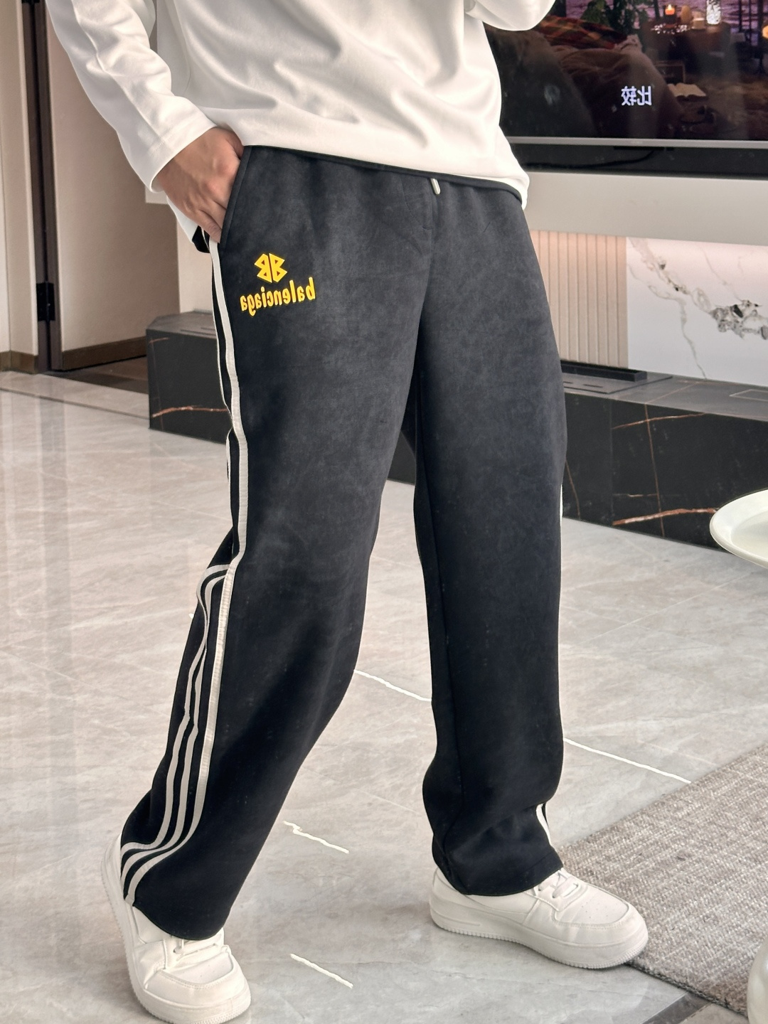 NO:525364,Balenciaga, the latest casual pants in autumn and winter, must-have for trendy people. The style is excellent and can repair various leg shapes very well. It is very personal!  Soft and sweat-relieving, extremely comfortable. Customized elastic rubber at the waist of the trouser legs and original auxiliary materials. The upper body is sports and casual, and it is necessary to go out for leisure and travel. Size 29-36,,balenciaga,alexander wang19860909巴黎世家 秋冬最新休闲裤 潮人必备 版型超赞,能很好的修复各种腿型,非常个性！柔软排汗,舒适度极高.裤腿腰部订制松紧橡筋、原版辅料细节.上身运动休闲时尚,出街休闲、外出旅游必备. 尺码29-36,,balenciaga,alexander wang,Men's clothing