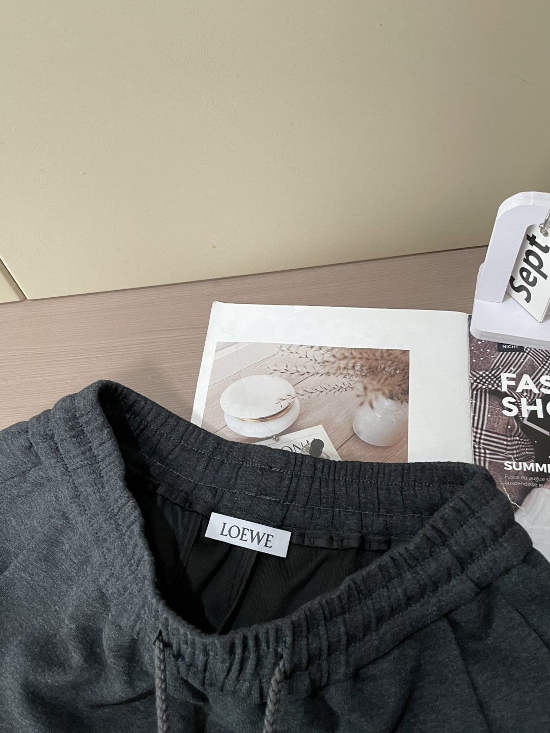 Loewe 2025秋冬最新休闲裤 潮人必备 版型超赞，能很好的修复各种腿型，非常个性！柔软排汗，舒适度