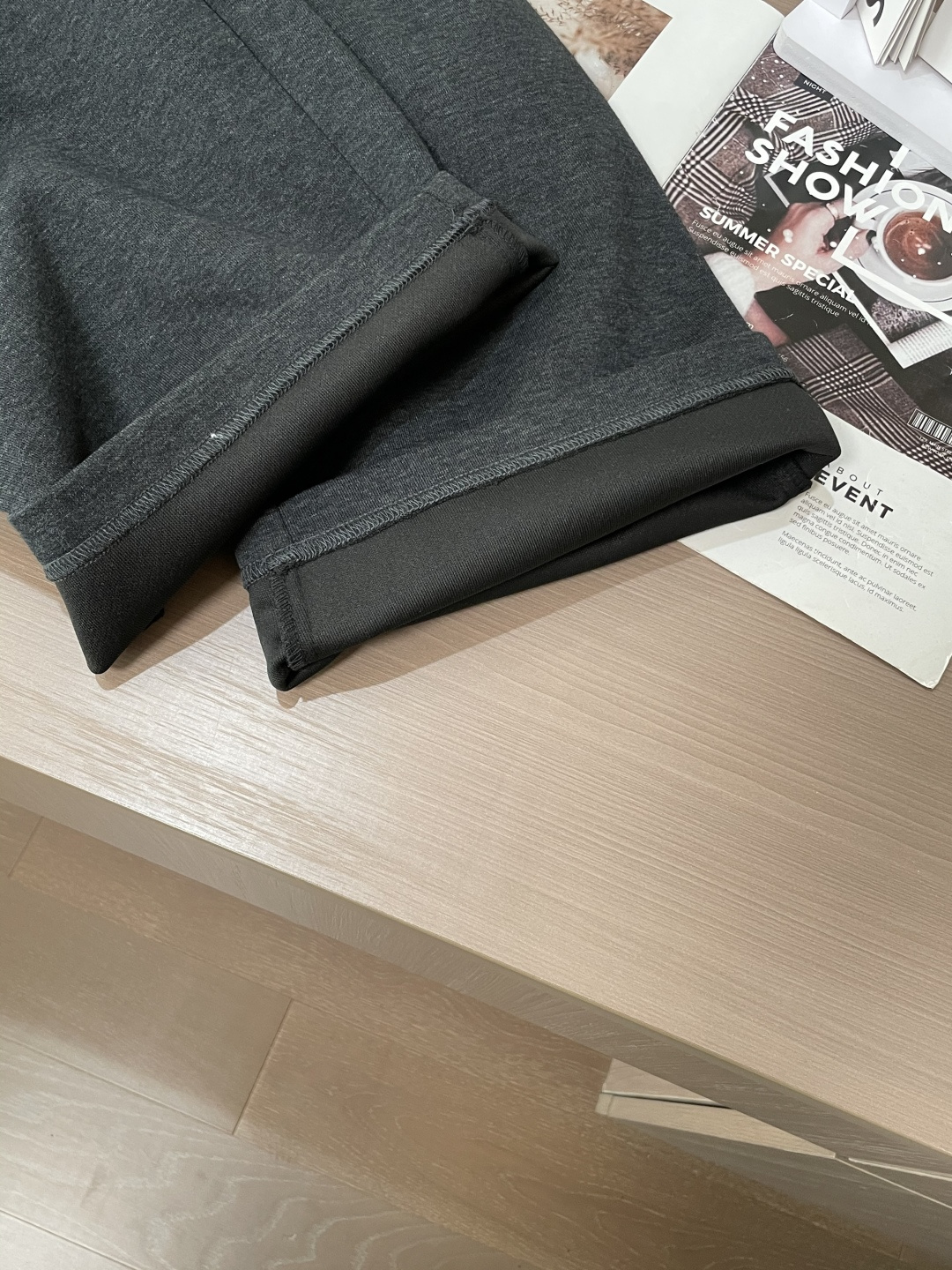 Loewe 2025秋冬最新休闲裤 潮人必备 版型超赞，能很好的修复各种腿型，非常个性！柔软排汗，舒适度