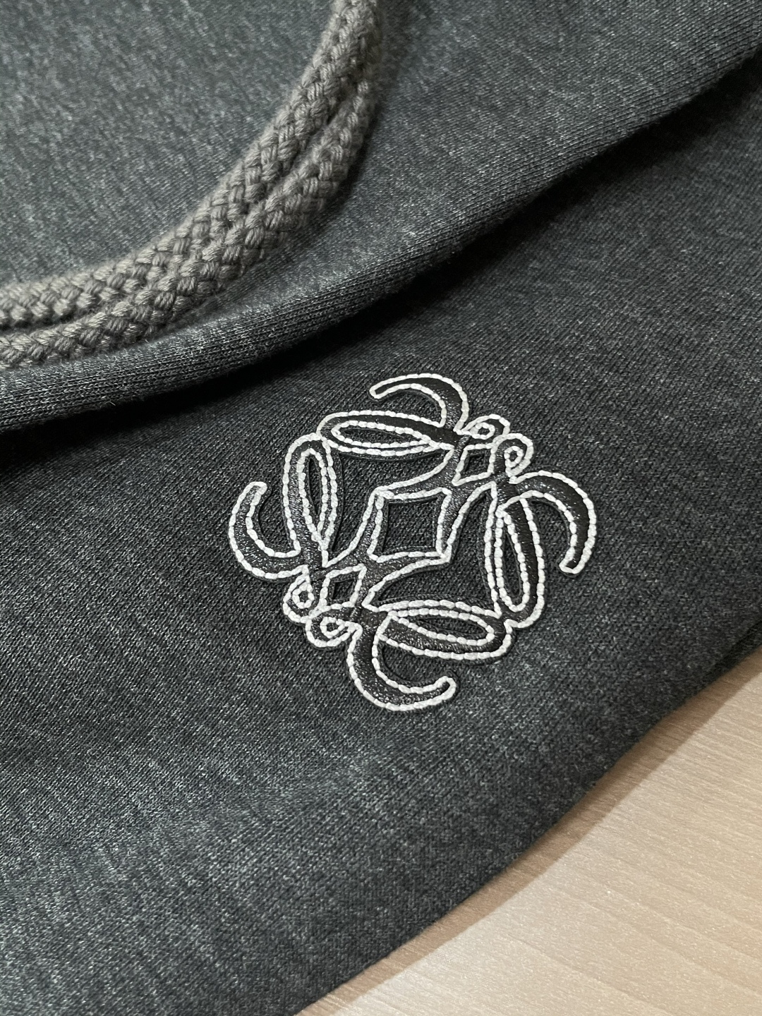 Loewe 2025秋冬最新休闲裤 潮人必备 版型超赞，能很好的修复各种腿型，非常个性！柔软排汗，舒适度