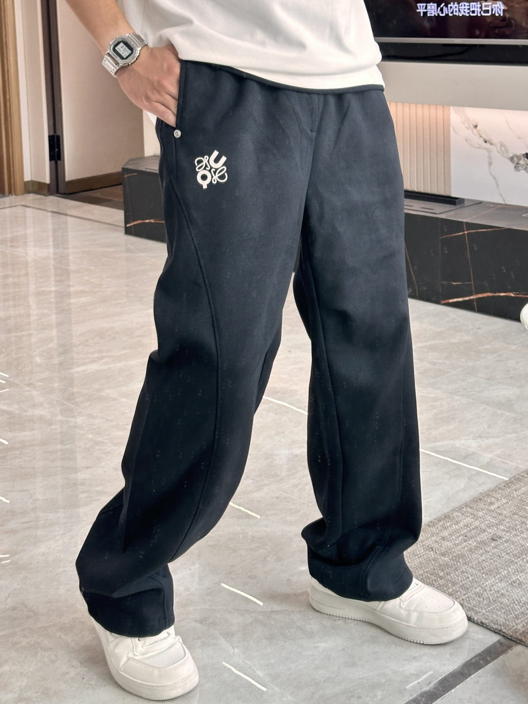 NO:525347,Loewe's latest casual pants in autumn and winter, a must-have for trendy people. The style is excellent and can repair various leg shapes very well. It is very personal!  Soft and sweat-relieving, extremely comfortable. Customized elastic rubber at the waist of the trouser legs and original auxiliary materials. The upper body is sports and casual, and it is necessary to go out for leisure and travel. Size 29-36,,loewe,alexander wang19860909Loewe 秋冬最新休闲裤 潮人必备 版型超赞,能很好的修复各种腿型,非常个性！柔软排汗,舒适度极高.裤腿腰部订制松紧橡筋、原版辅料细节.上身运动休闲时尚,出街休闲、外出旅游必备. 尺码29-36,,loewe,alexander wang,Men's clothing